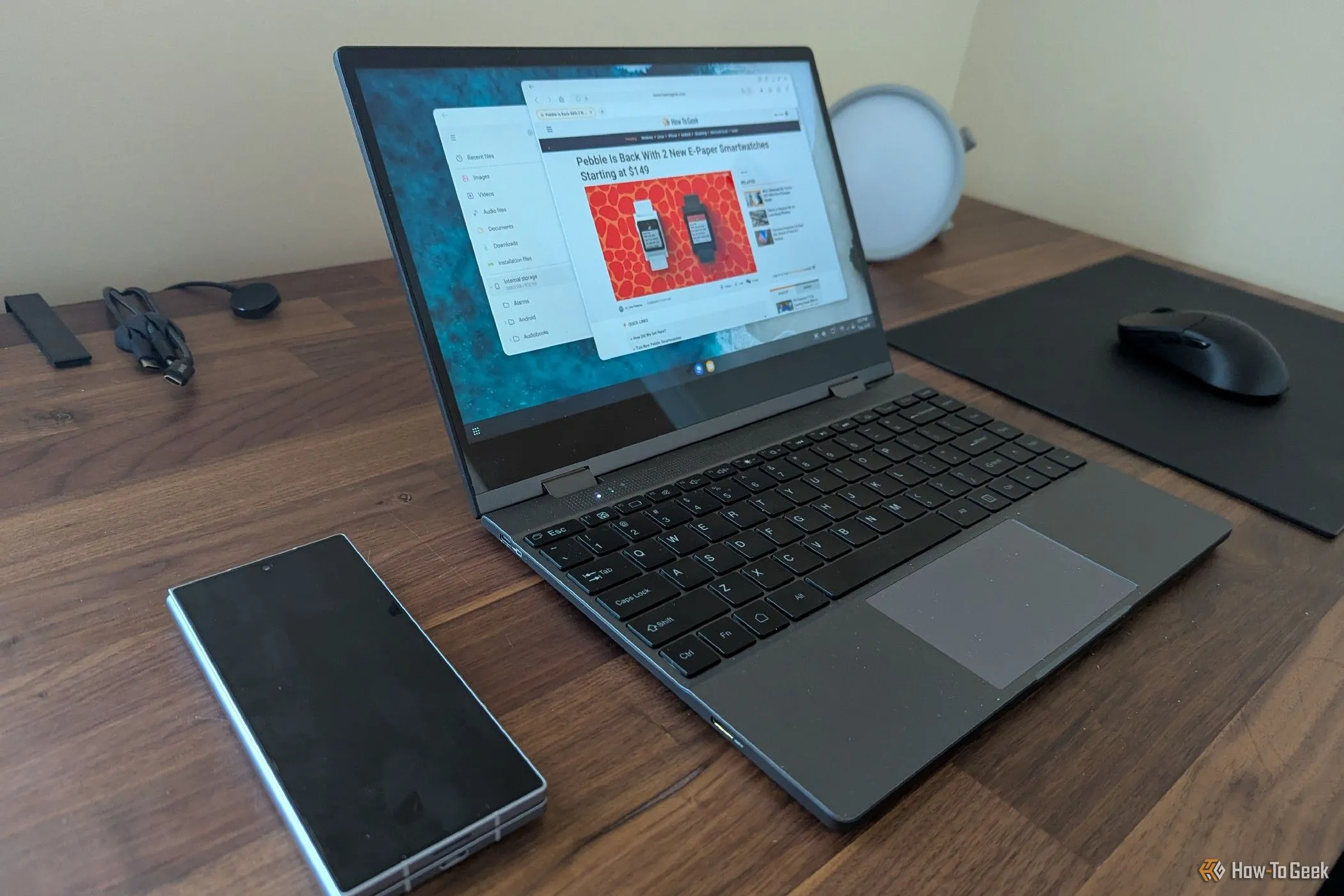 Thiết bị lapdock UPerfect kết nối không dây với Galaxy Z Fold 6, minh họa khả năng biến smartphone thành laptop di động hoàn chỉnh.