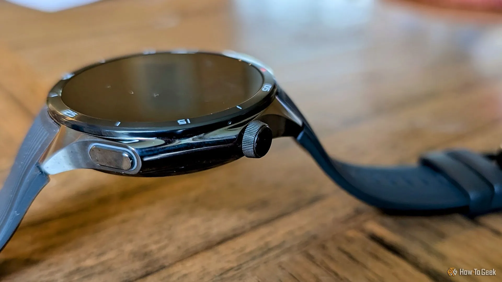 Thiết kế độc đáo và vật liệu cao cấp của OnePlus Watch 3 đặt trên mặt bàn