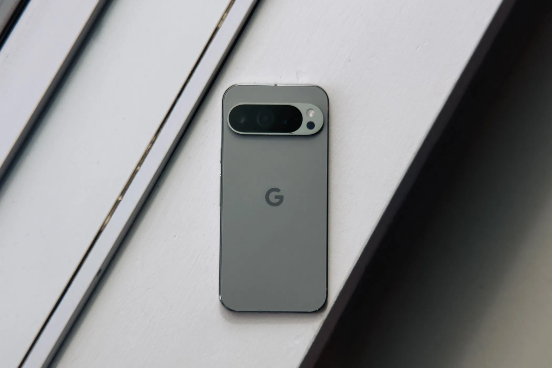 Thiết kế Google Pixel 9 Pro XL phiên bản màu xanh tinh tế