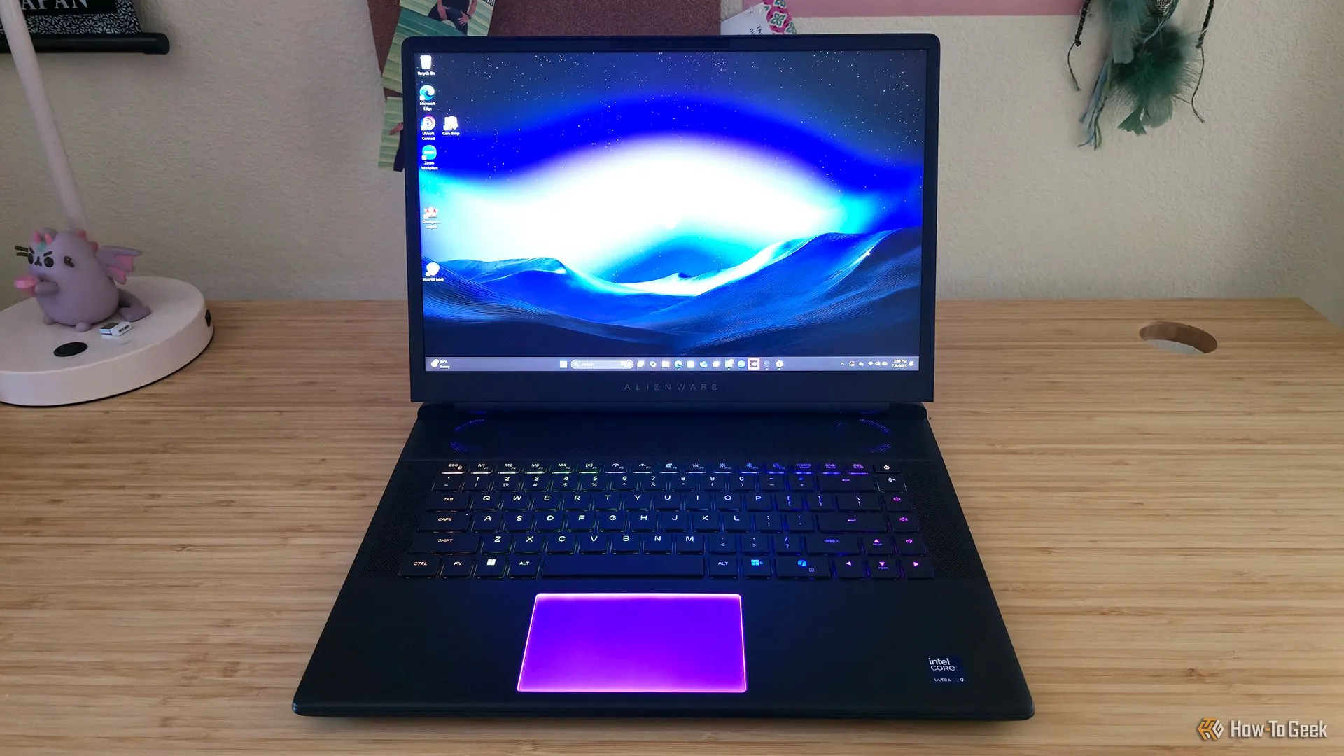 Thiết kế màn hình và bàn phím của Alienware 16 Area-51 (2025) khi mở