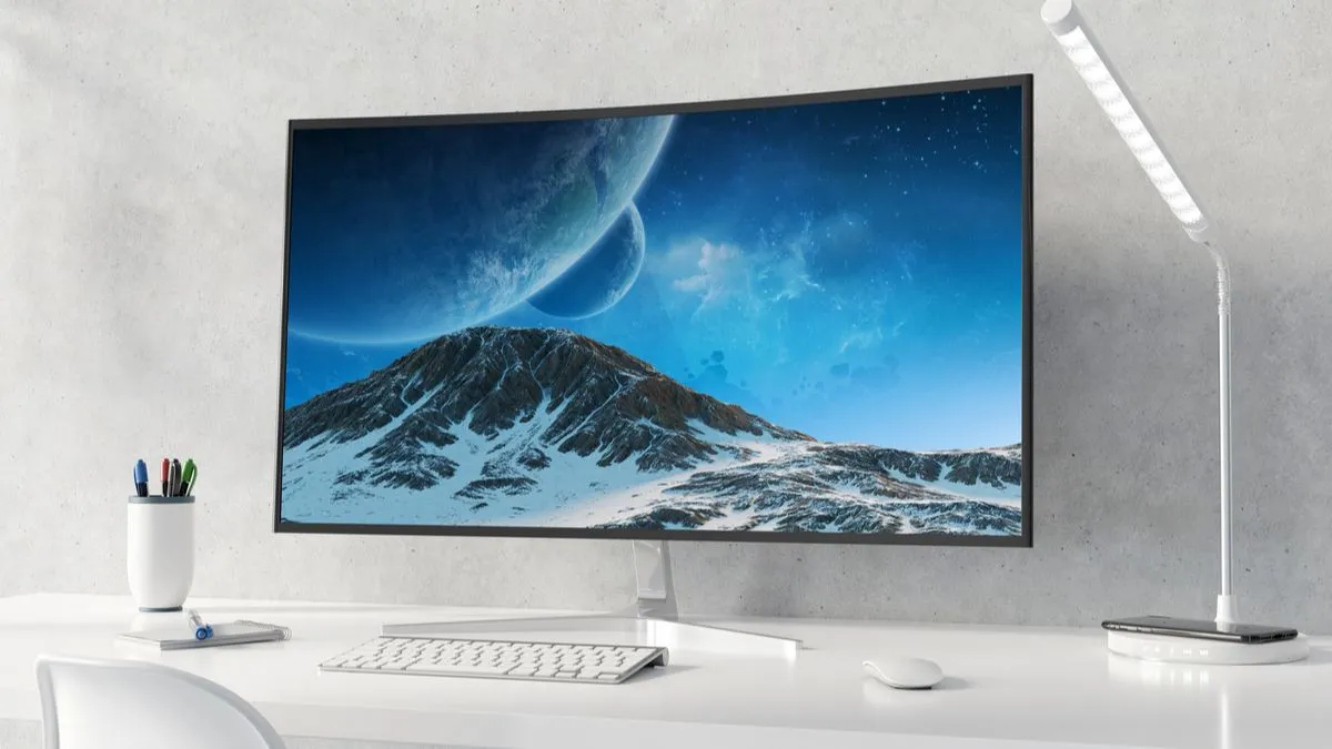 Thiết lập máy tính tối giản với màn hình cong ultrawide, thể hiện tính thẩm mỹ và trải nghiệm bao quát