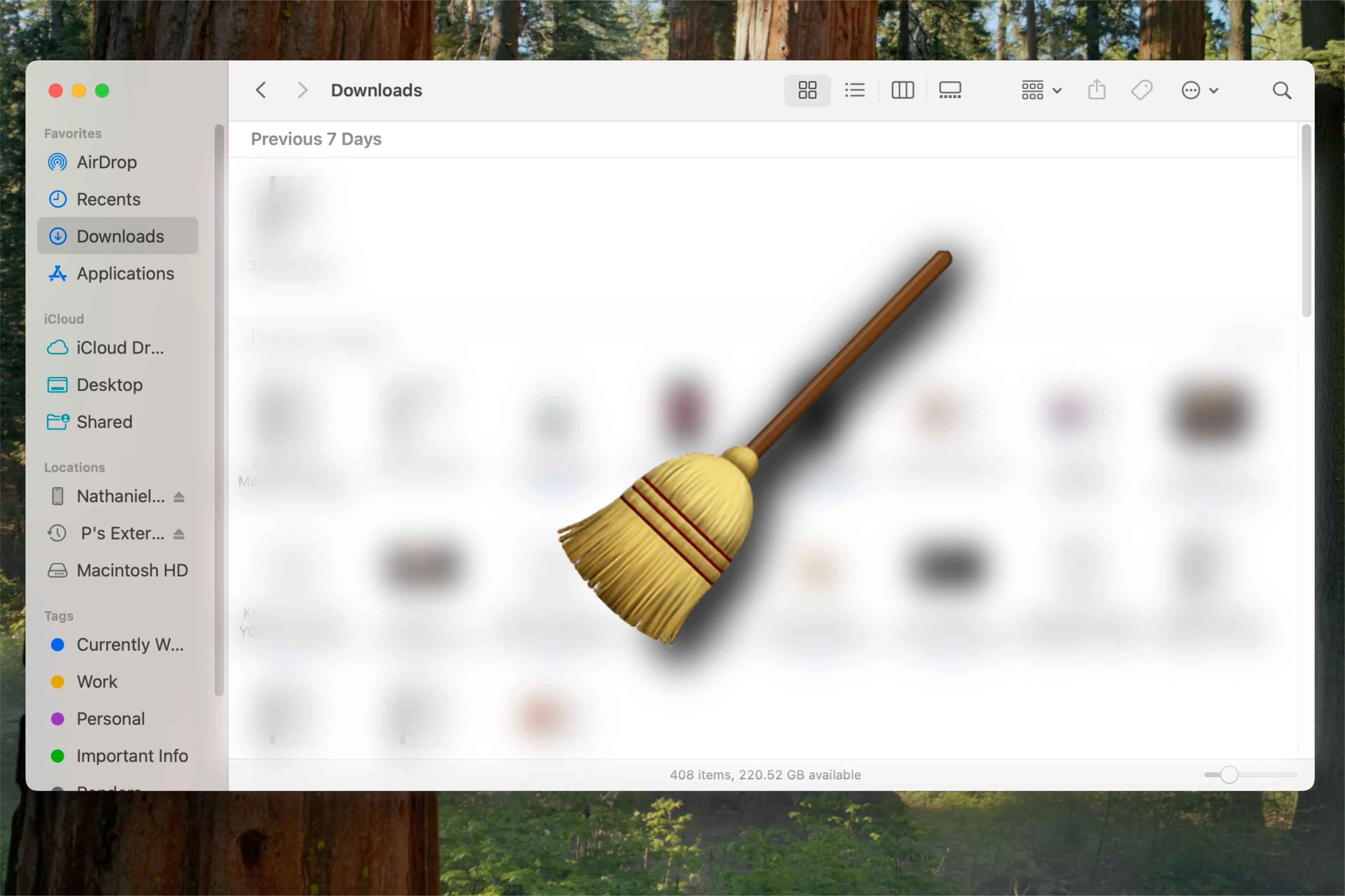 Thư mục Tải về (Downloads folder) trên macOS với biểu tượng chổi, thể hiện việc dọn dẹp và quản lý file hiệu quả.