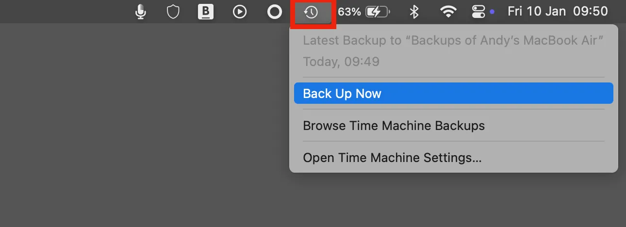 Tùy chọn &quot;Back Up Now&quot; từ biểu tượng Time Machine trên thanh menu để sao lưu thủ công.