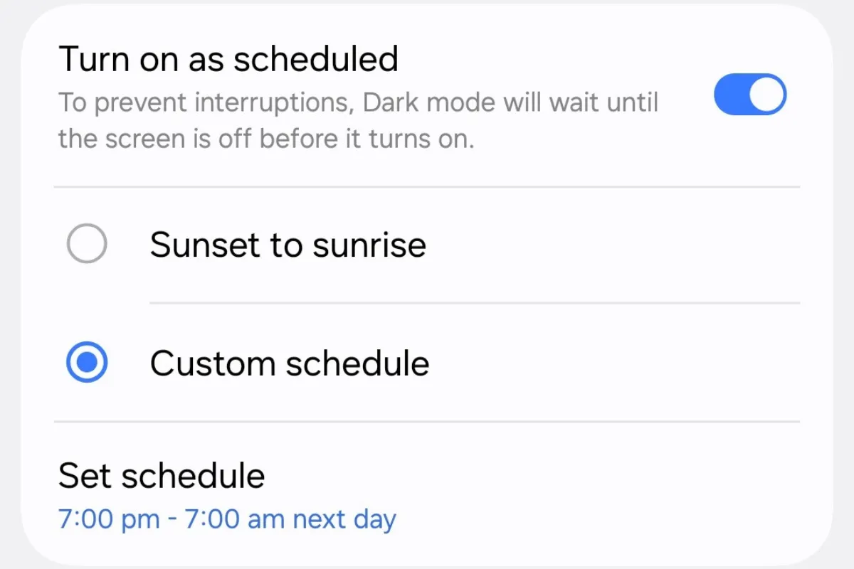 Tùy chọn lịch trình cho Chế độ tối (Dark Mode) trên Galaxy S25.
