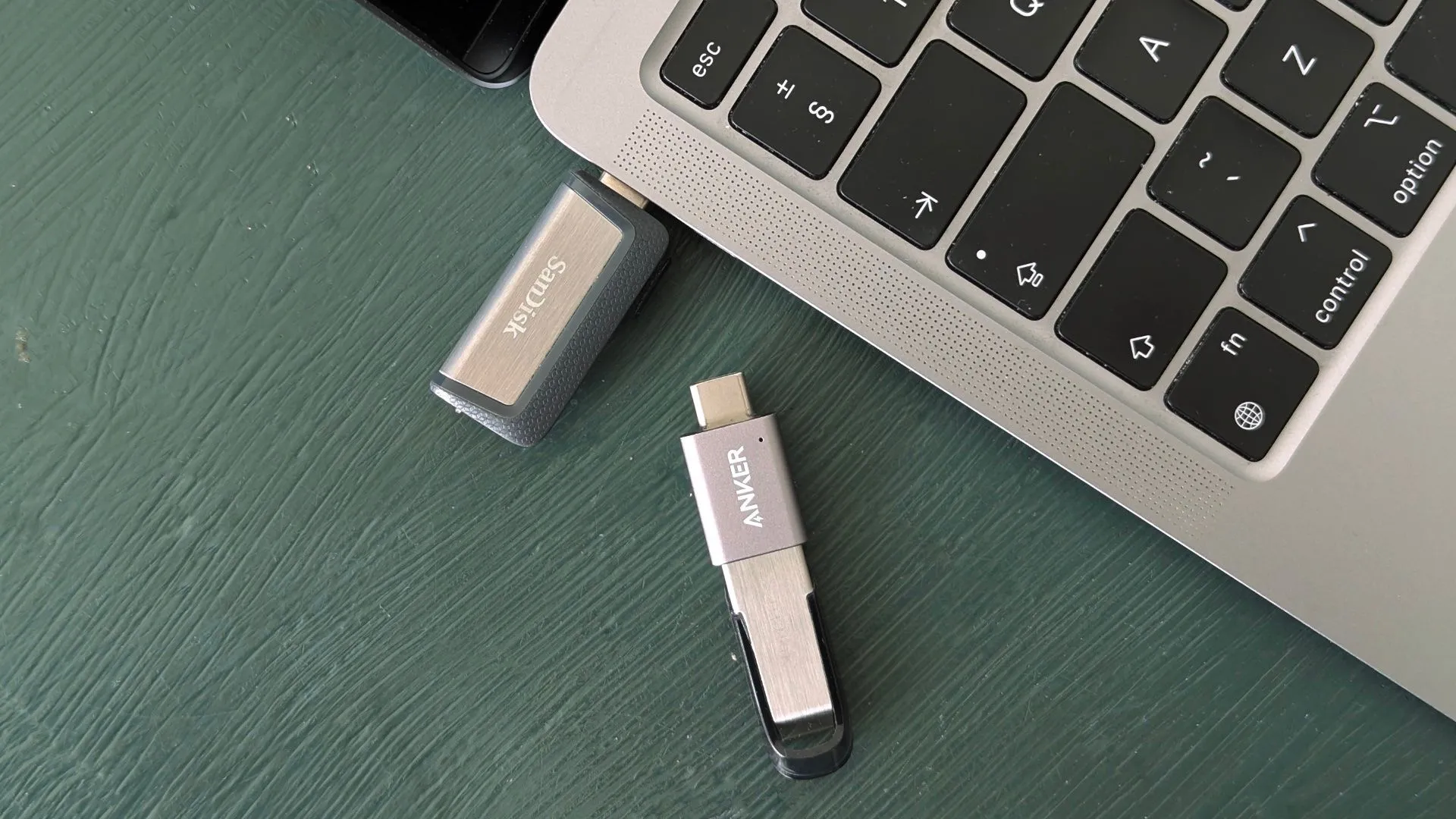 USB Flash drive với nhiều cổng kết nối bên cạnh MacBook, biểu tượng của sự linh hoạt trong lưu trữ