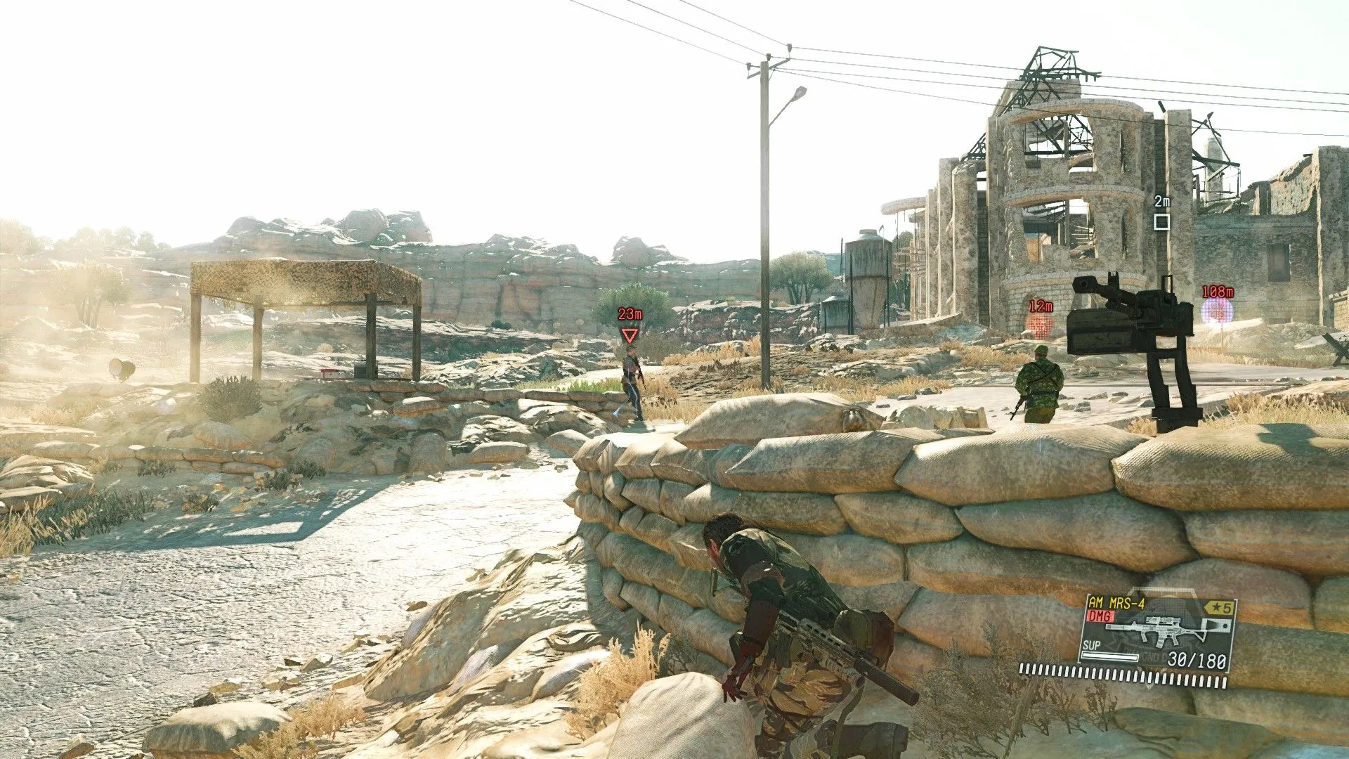 Venom Snake lén lút ẩn nấp trong Metal Gear Solid V The Phantom Pain.