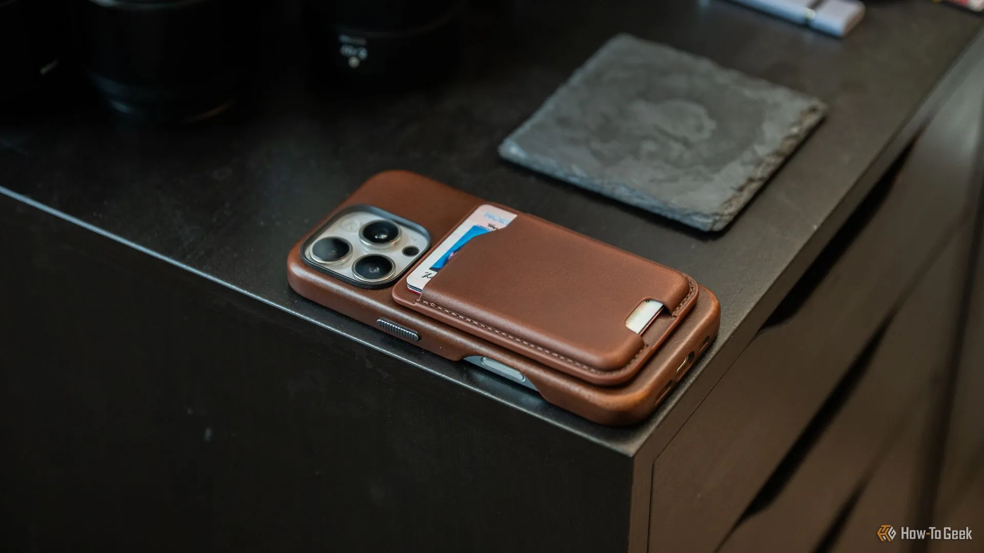 Ví da Nomad Mag Wallet gắn vào iPhone 16 Pro đặt trên bàn