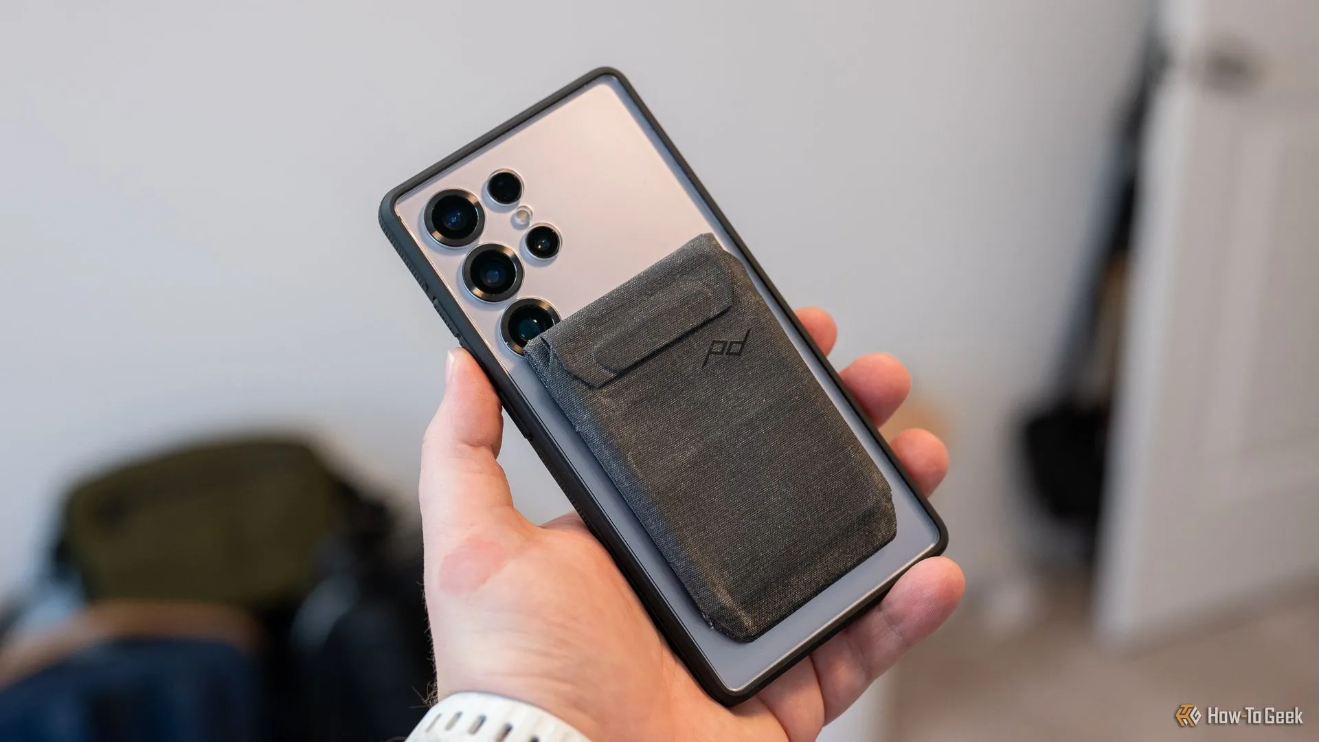 Ví Peak Design Mobile gắn vào mặt lưng Samsung Galaxy S25 Ultra thông qua ốp lưng từ tính, che một phần camera phía dưới.