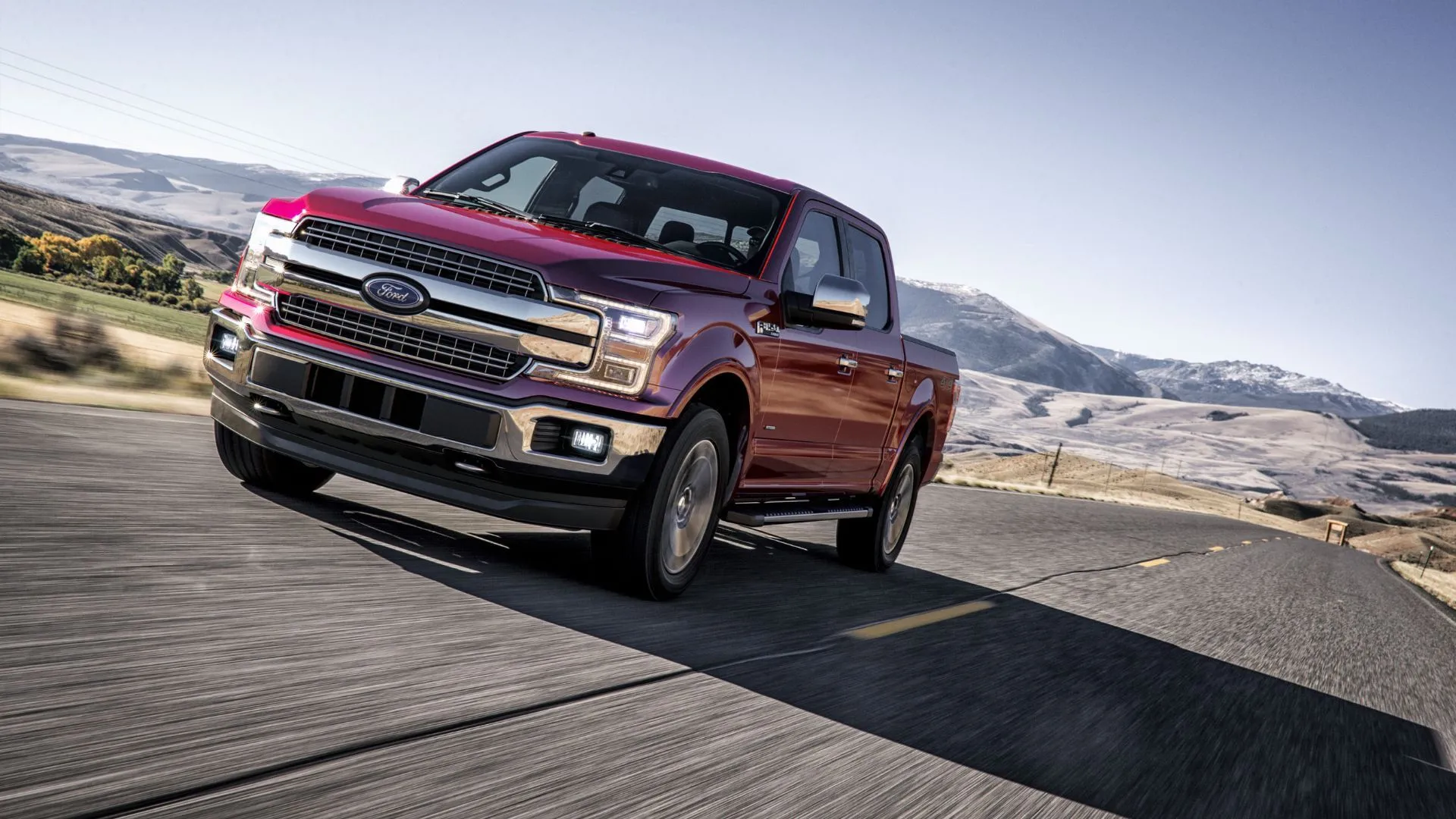 Xe bán tải Ford F-150 phiên bản Lariat Chrome đang chạy trên đường