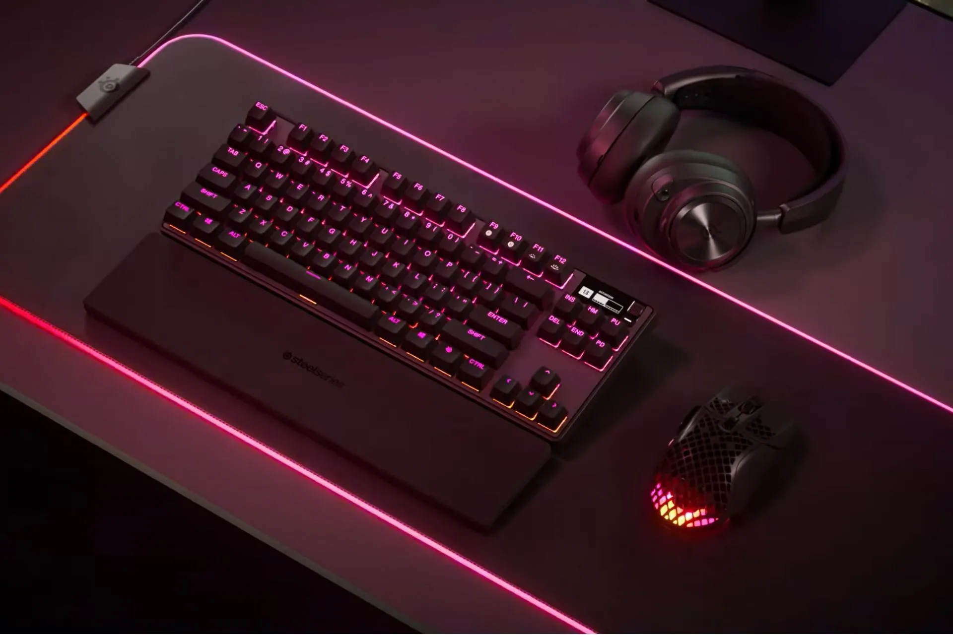 Bàn phím gaming SteelSeries Apex Pro TKL trên bàn, một lựa chọn nâng cấp khác ngoài bàn di chuột kính.
