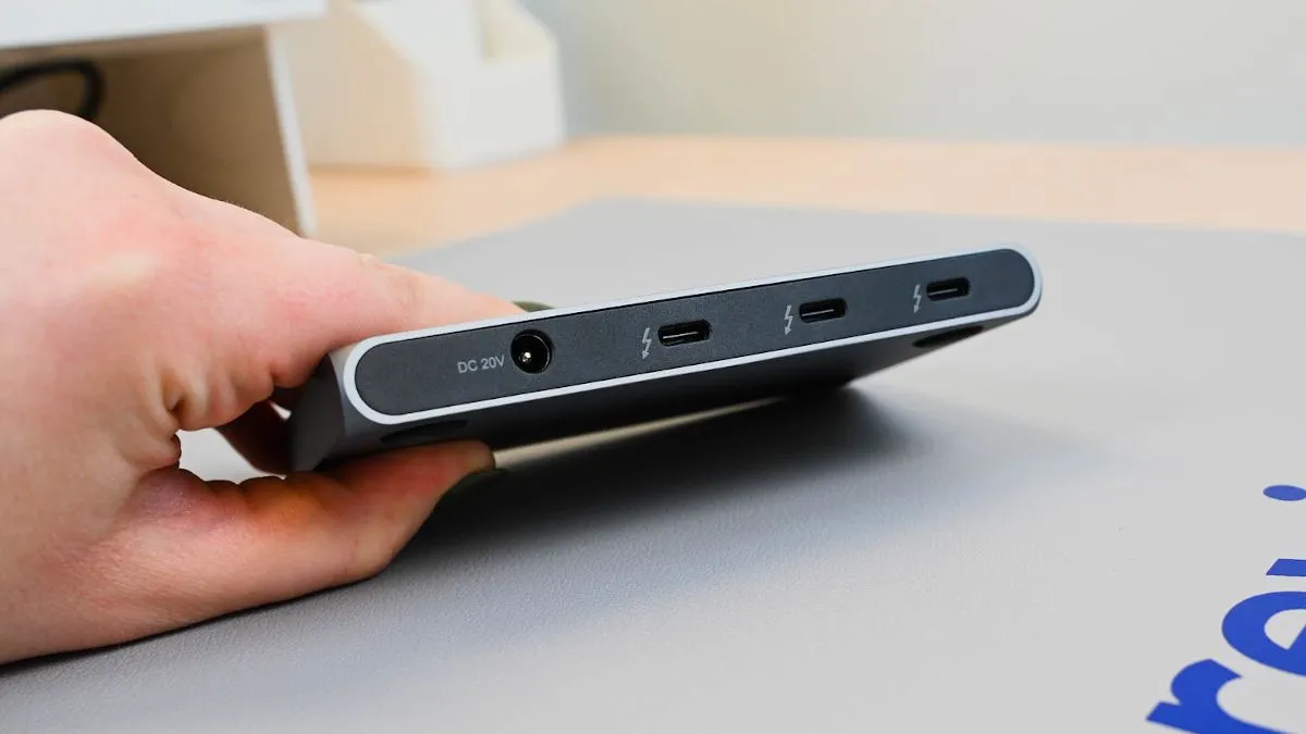Bộ chia Thunderbolt (Thunderbolt hub) với nhiều cổng kết nối, mở rộng khả năng cho thiết bị