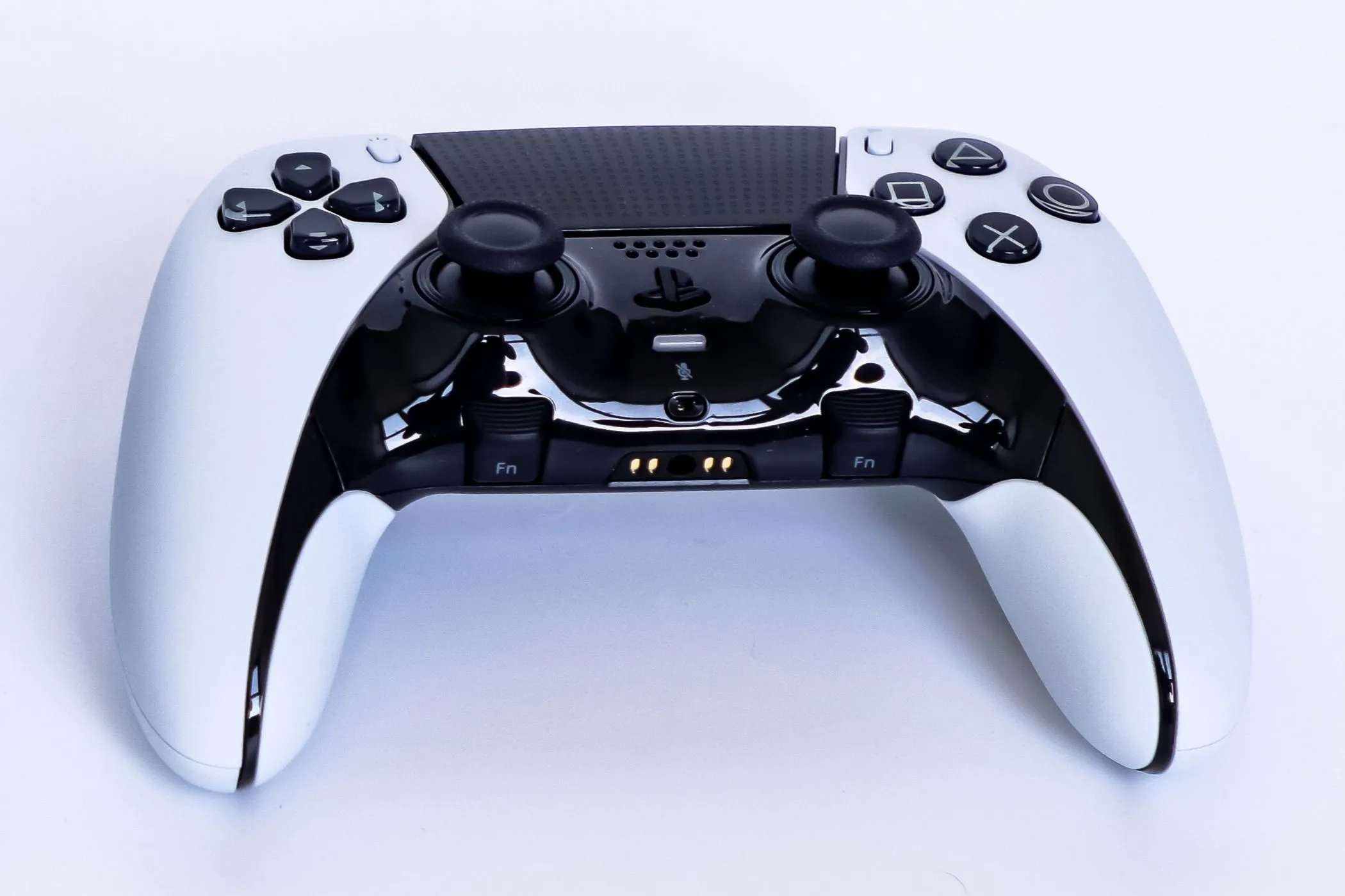 Cận cảnh tay cầm Sony DualSense Edge với các chi tiết nút bấm, cần analog và bàn rê cảm ứng, thể hiện khả năng tùy biến cao.