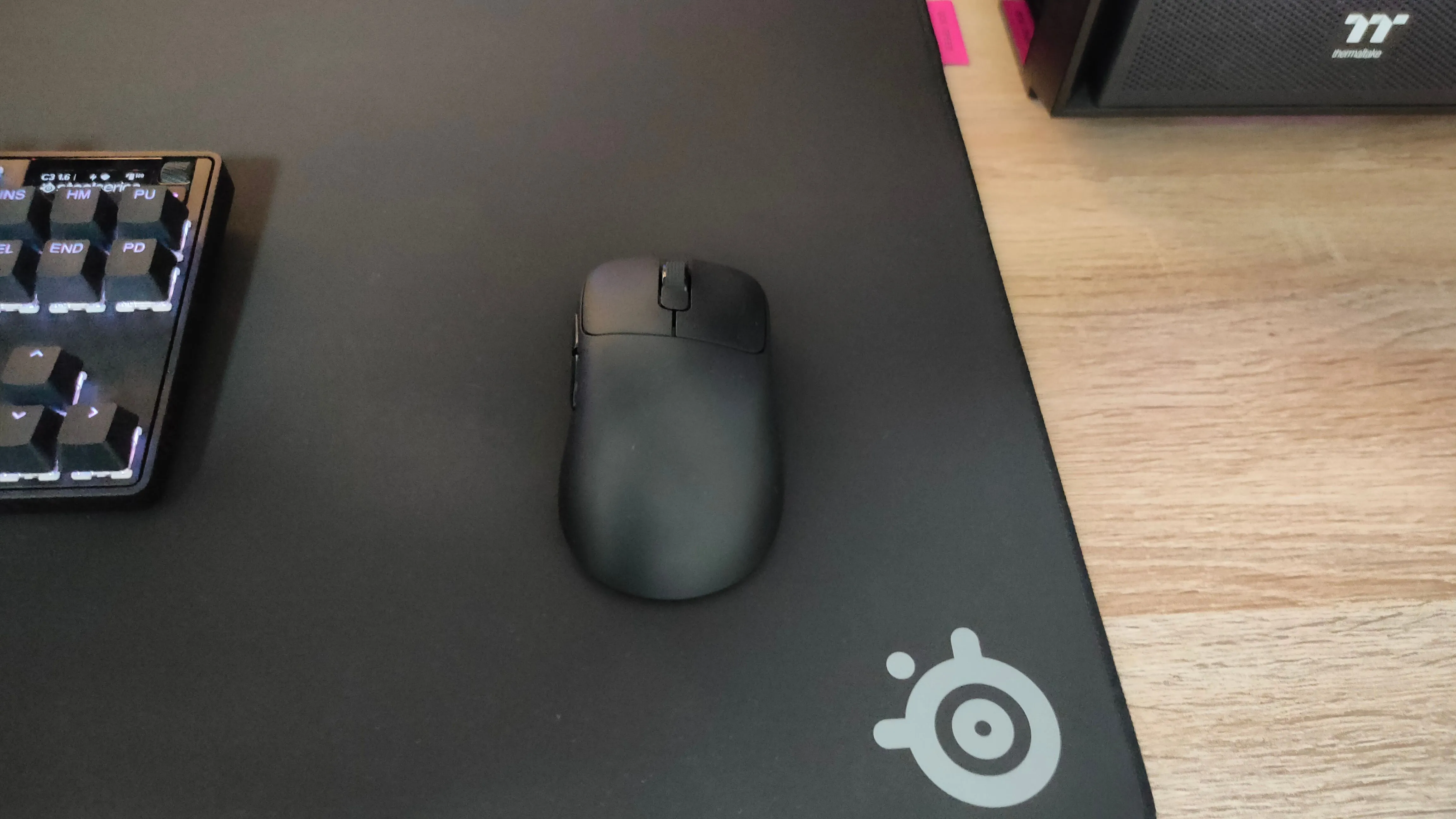 Chuột Ajazz AJ179 Pro siêu nhẹ trên lót chuột SteelSeries QcK Performance Speed XL