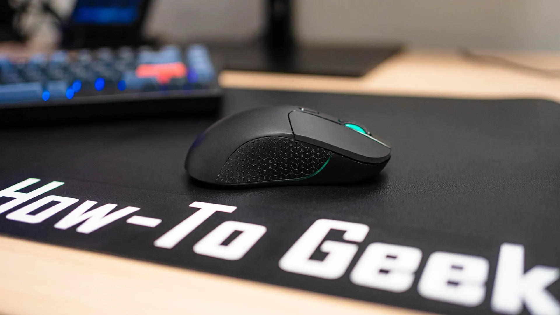 Chuột Keychron M3 không dây với feet PTFE lướt trên mousepad, minh họa tốc độ di chuyển mượt mà trên bàn di chuột kính.