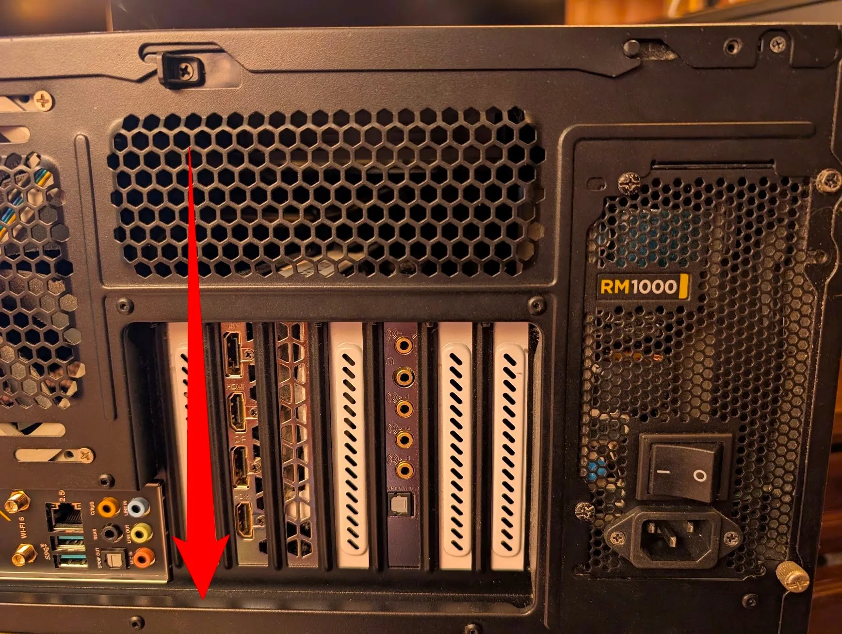Đặt PC nằm ngang với mặt bảng I/O hướng xuống