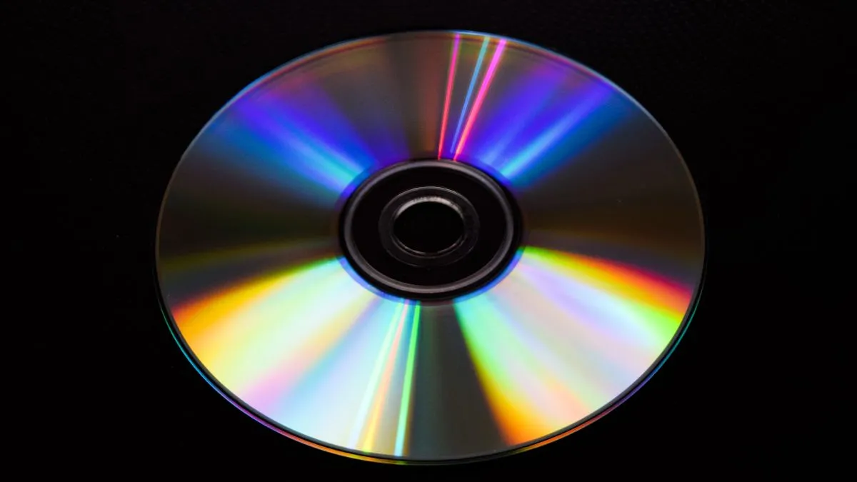 Đĩa DVD đơn lẻ trên nền đen, minh họa cho sự biến mất của các định dạng từng &quot;thất bại&quot; như HD-DVD.