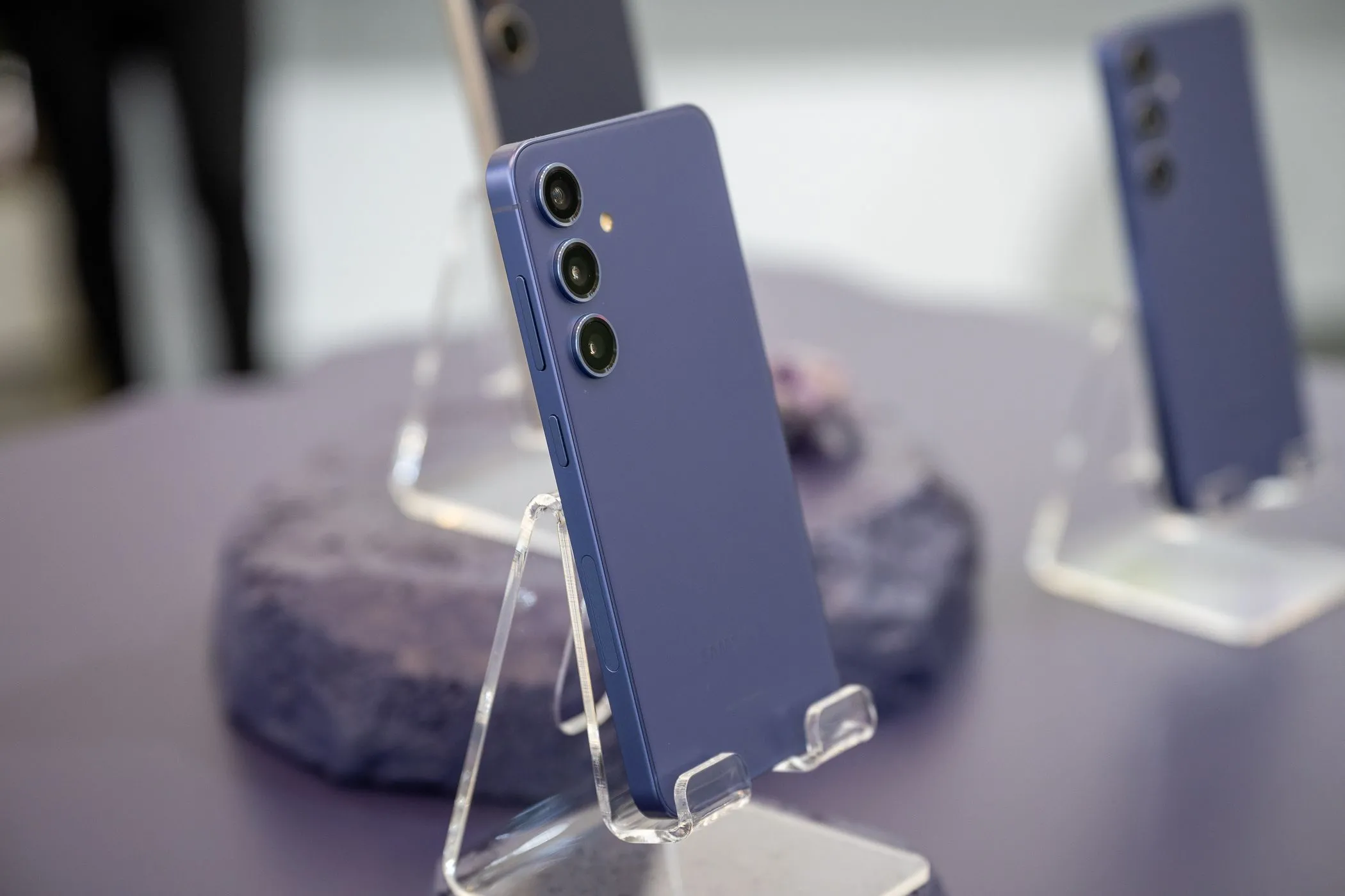 Điện thoại Samsung Galaxy S24 màu đen đặt trên bàn, cận cảnh cụm camera sau tương đồng S25