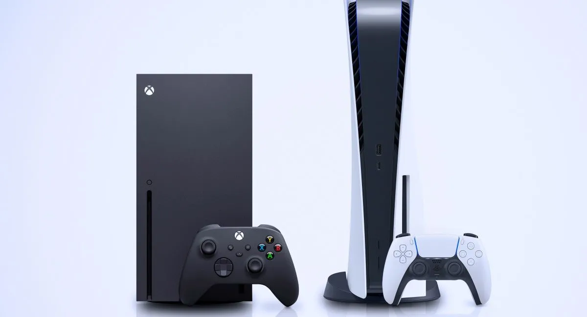 Hai máy chơi game Xbox Series X và PlayStation 5 đứng cạnh nhau, biểu tượng của cuộc &quot;chiến tranh console&quot; giữa Microsoft và Sony.