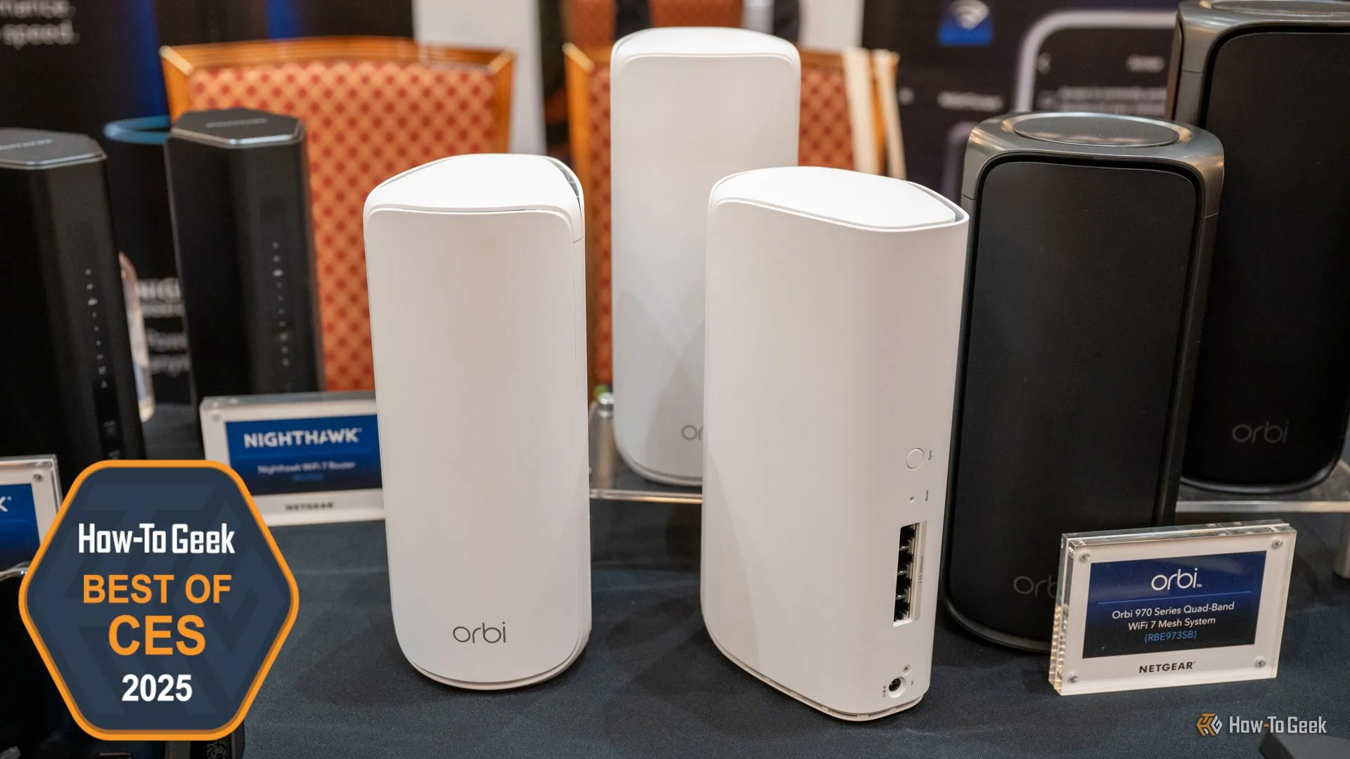 Hệ thống Wi-Fi Mesh NETGEAR Orbi 870 Series với các thiết bị định tuyến và vệ tinh trên bàn