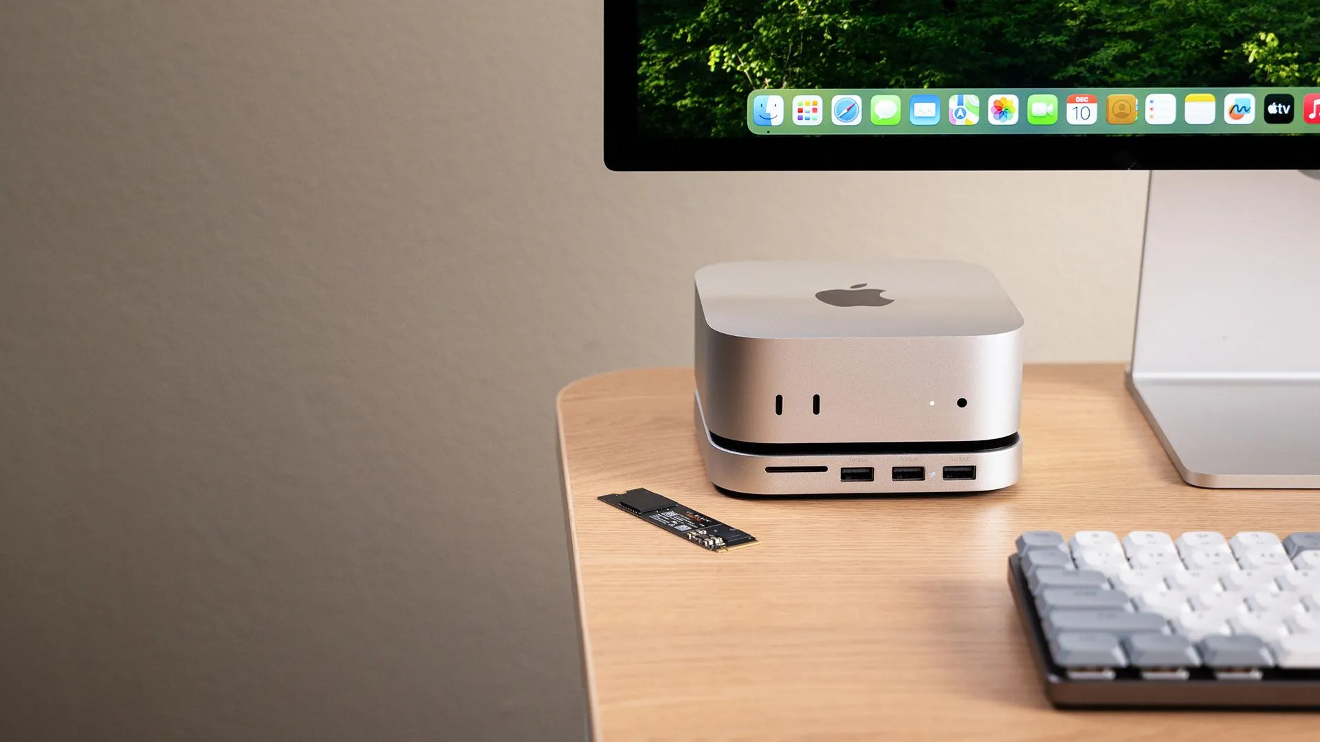 Hub Satechi Mac Mini trong môi trường làm việc, kết nối nhiều thiết bị và tăng cường cổng I/O cho máy tính.