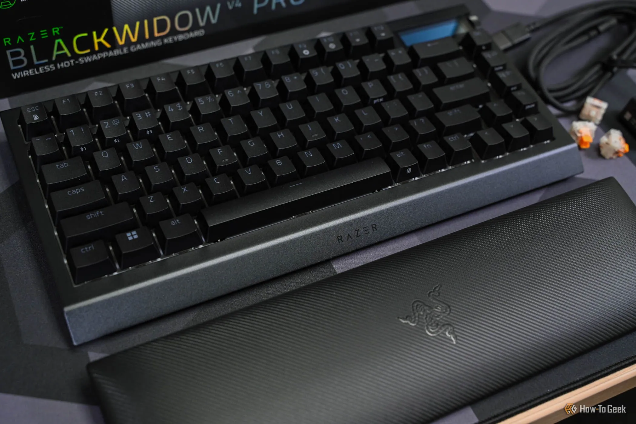Kê cổ tay hỗ trợ dưới bàn phím cơ Razer BlackWidow V4 Pro, giải pháp giảm mỏi khi sử dụng bàn di chuột kính cứng.