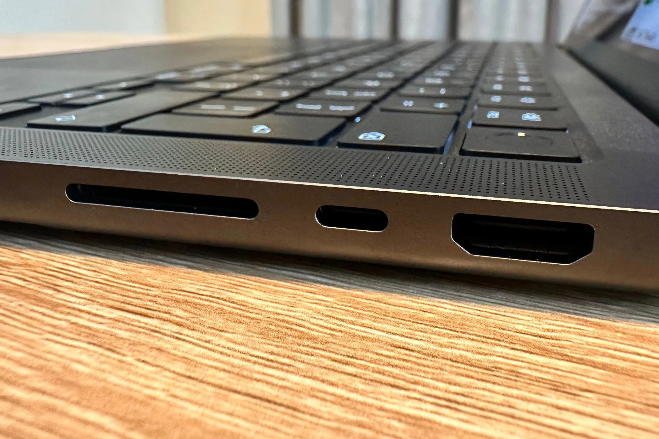MacBook Pro M4 Pro với các cổng kết nối đa dạng như khe cắm thẻ SD, Thunderbolt và HDMI