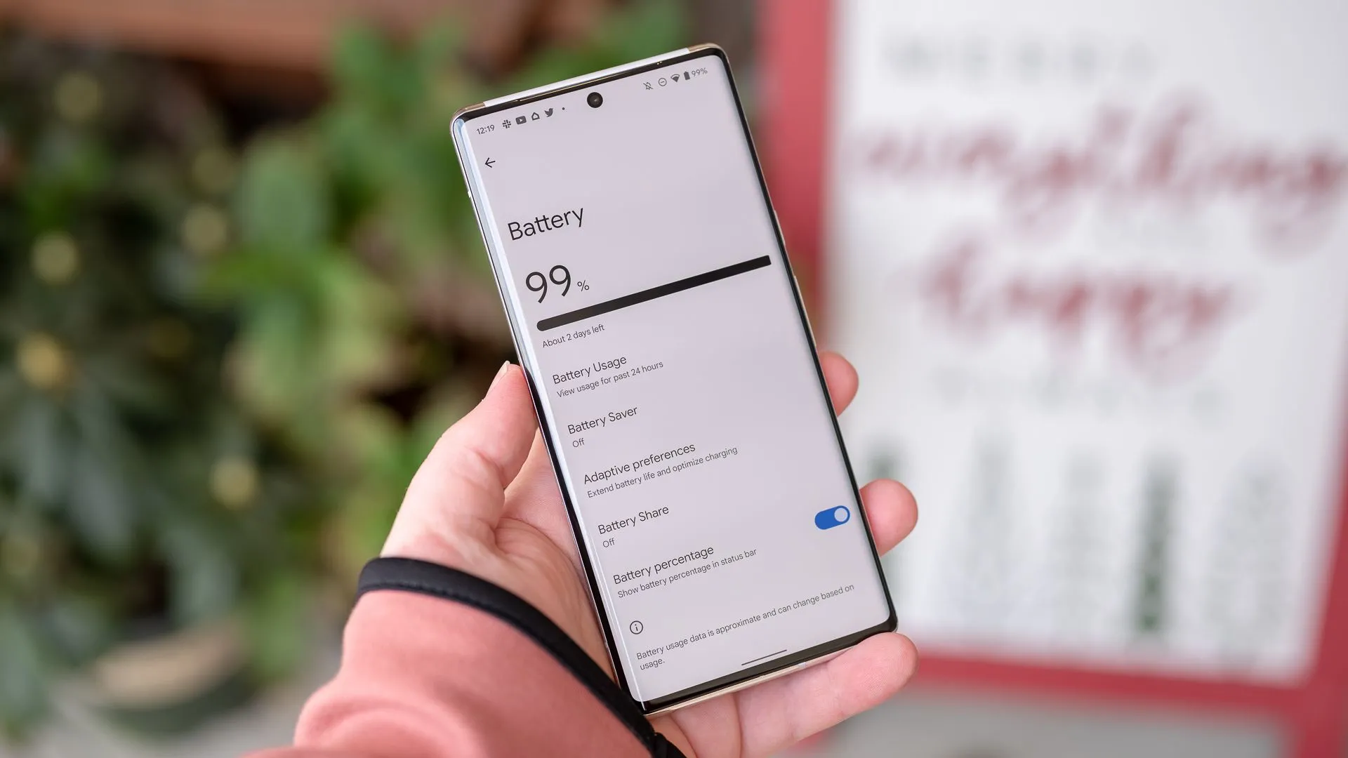 Màn hình cài đặt pin trên điện thoại Google Pixel 6 Pro, hiển thị các tùy chọn và thông tin giúp tối ưu hóa sức khỏe pin.