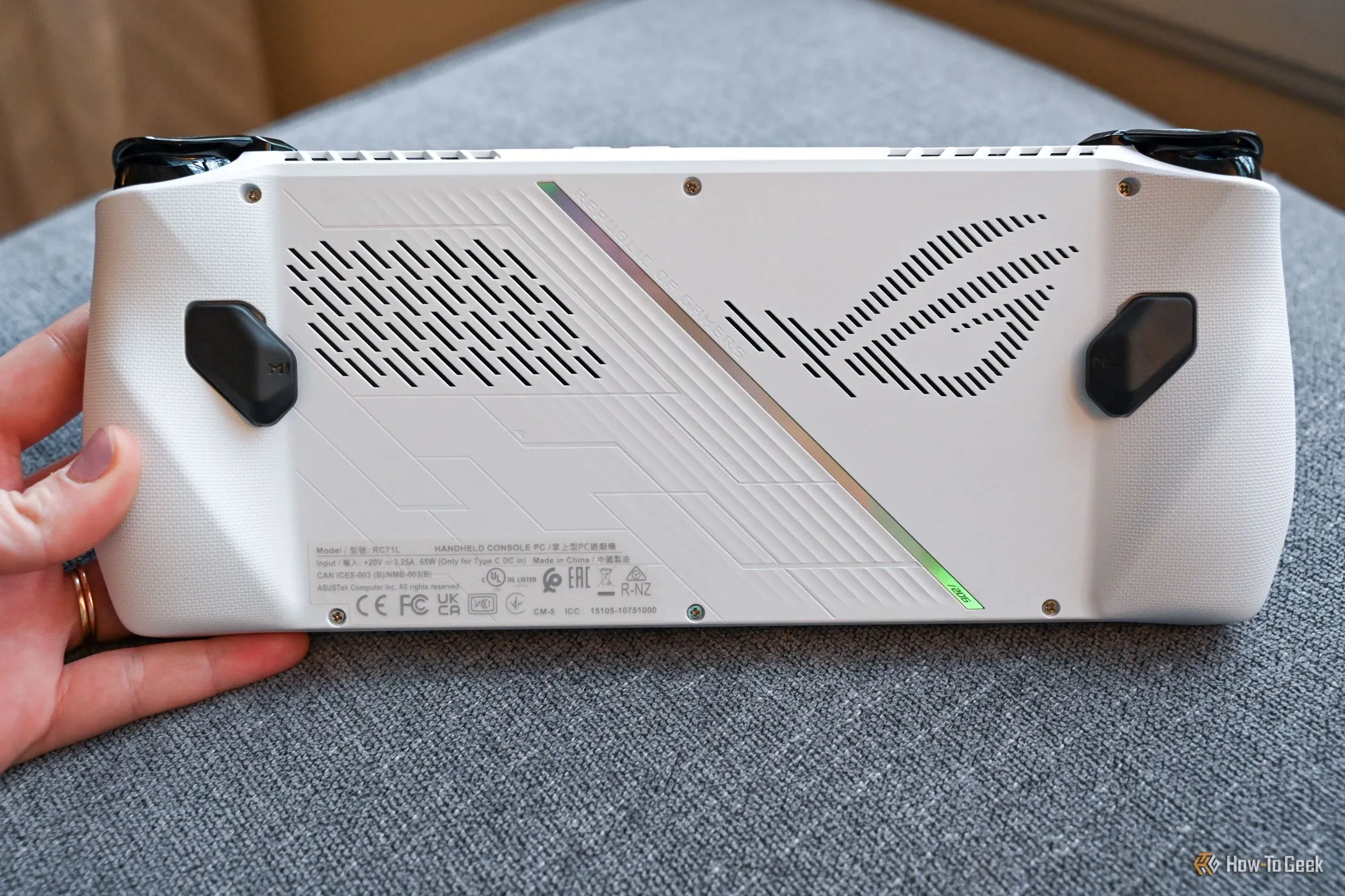 Mặt sau của ASUS ROG Ally, thiết bị chơi game cầm tay mạnh mẽ nhưng thời lượng pin giới hạn phù hợp sử dụng trong nhà.