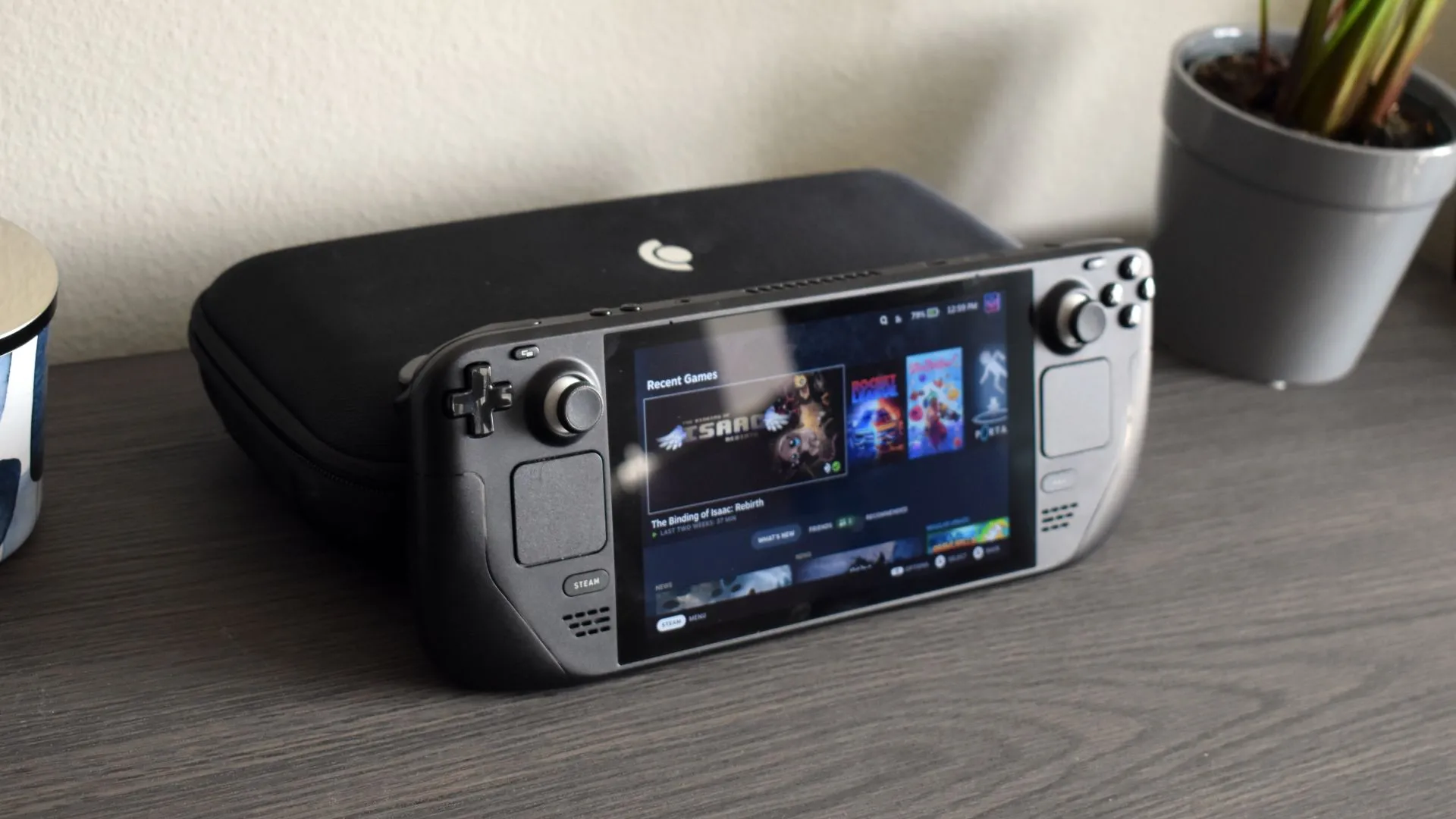 Máy chơi game cầm tay Steam Deck của Valve, một thiết bị mạnh mẽ nhưng khá cồng kềnh khi mang đi du lịch hoặc sử dụng ngoài trời.