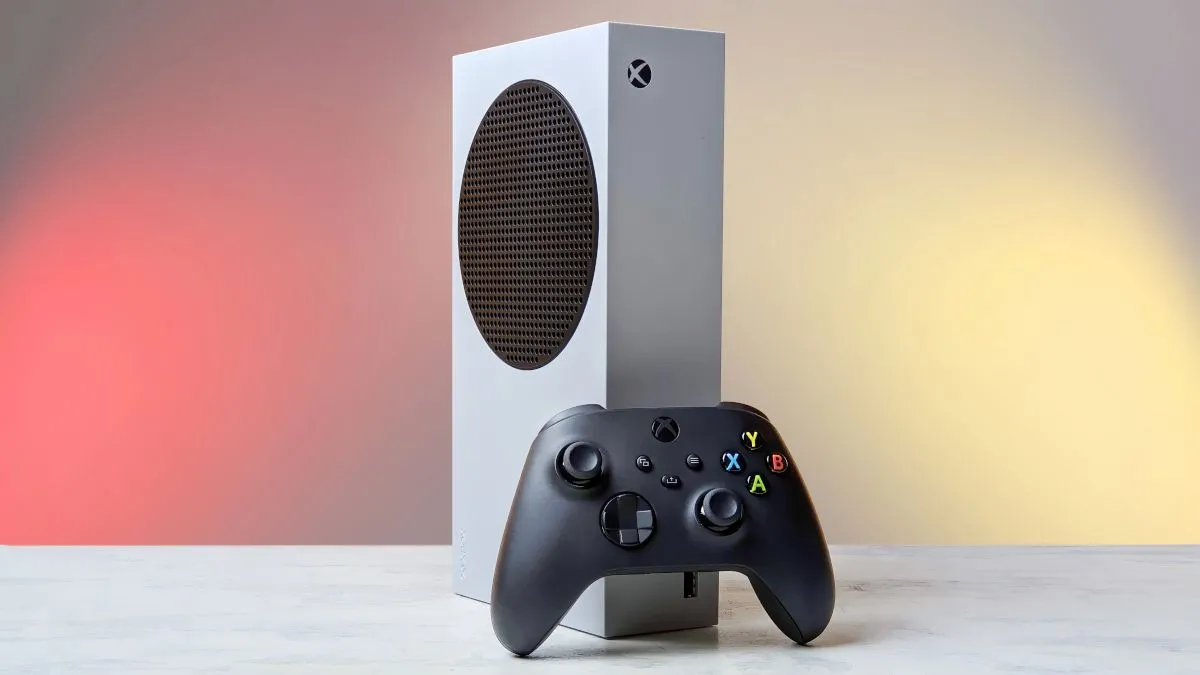 Máy chơi game Xbox Series X màu trắng cùng tay cầm đen, biểu tượng của nỗ lực cạnh tranh của Microsoft trong thị trường console.