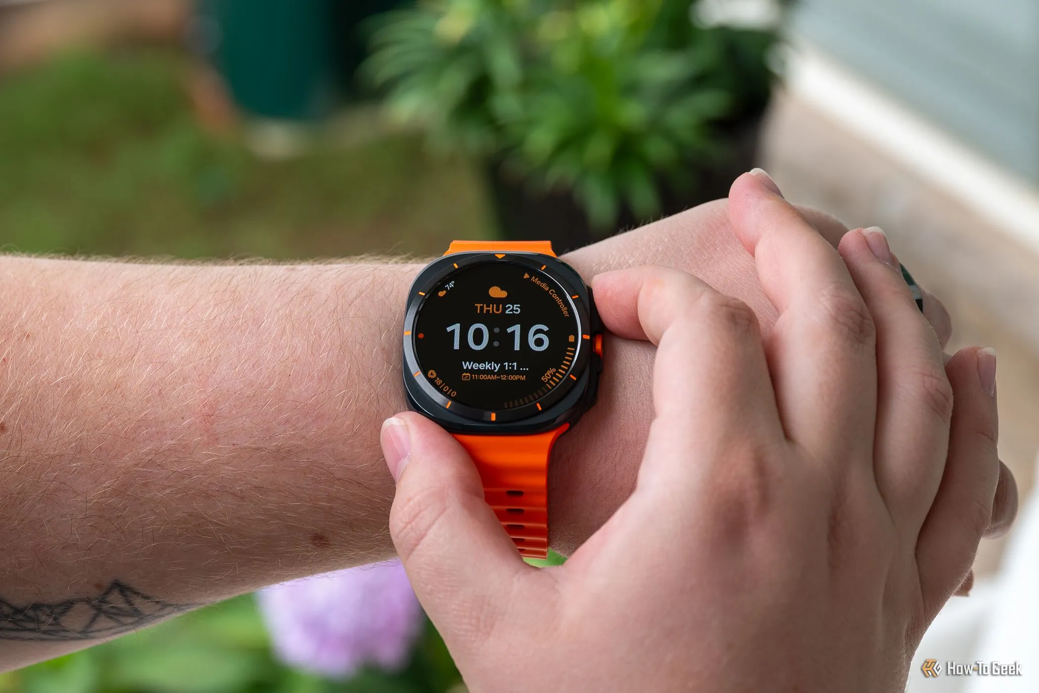 Người dùng đeo Samsung Galaxy Watch Ultra màu đen, đang thao tác trên nút bên cạnh đồng hồ