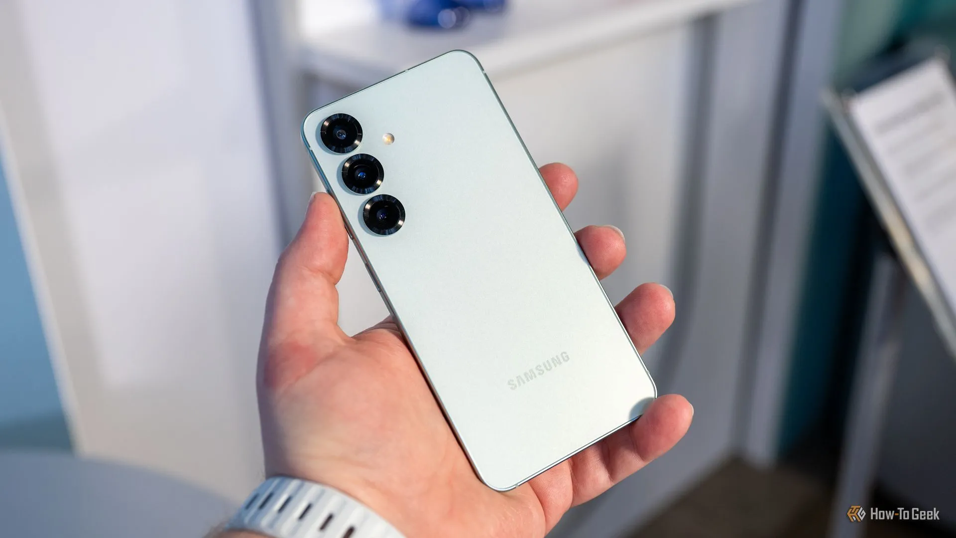 Người dùng quan sát cụm ba camera sau của Samsung Galaxy S25, chi tiết về hệ thống camera 50MP