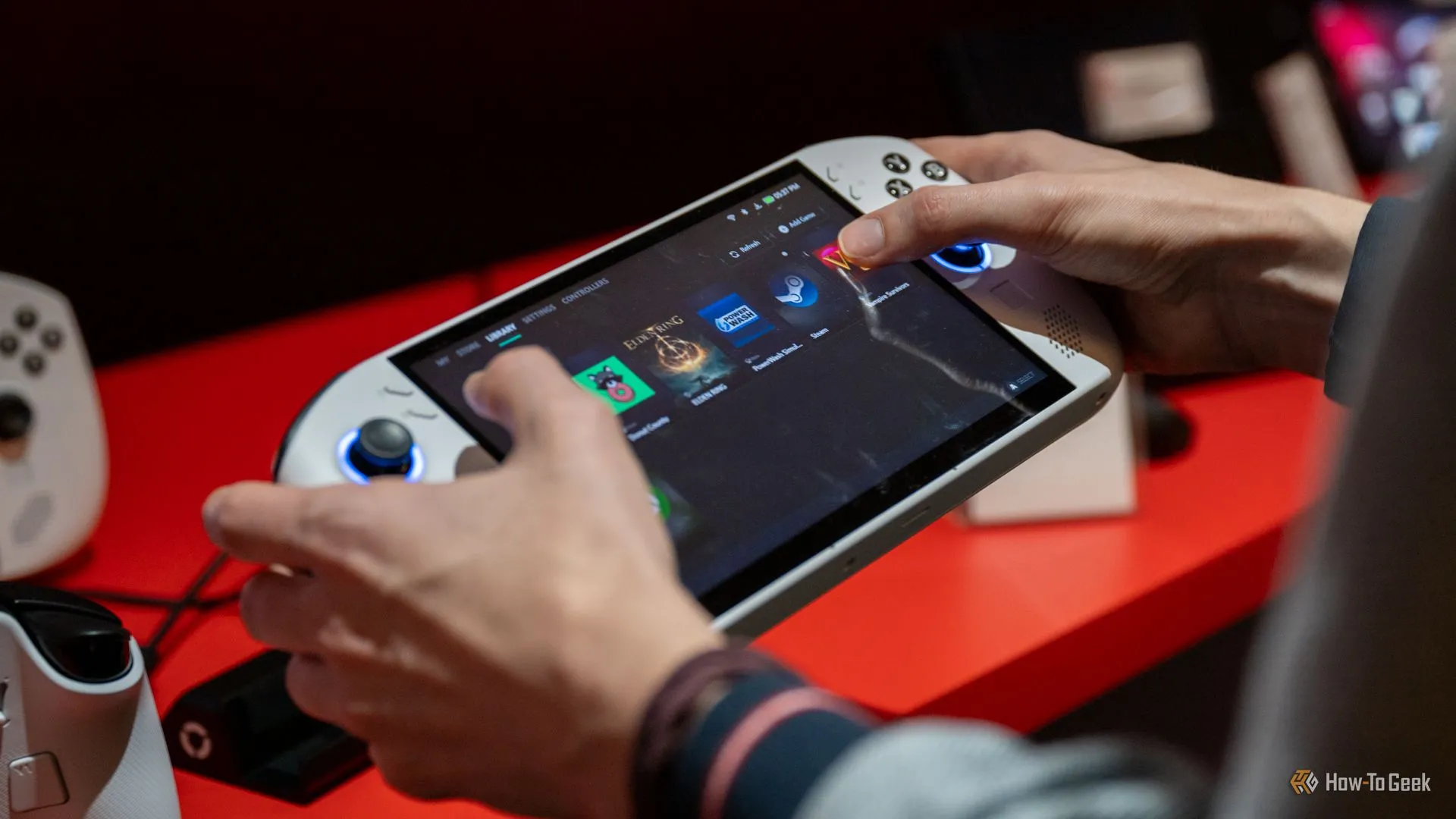 Người dùng thao tác trên màn hình chính của Lenovo Legion Go S, cho thấy kích thước lớn và trải nghiệm sử dụng của dòng máy chơi game cầm tay hiệu năng cao.