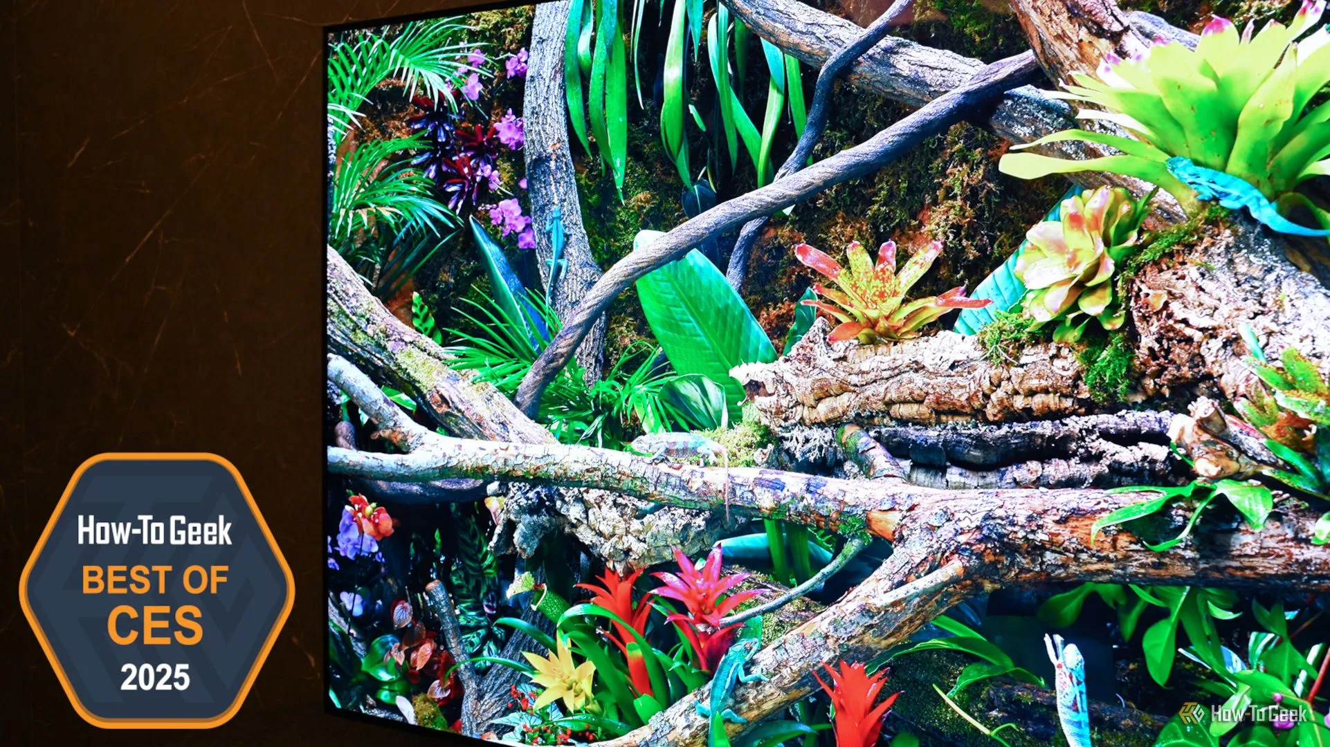 Smart TV Samsung S95F OLED 4K với thiết kế siêu mỏng tại gian hàng CES 2025