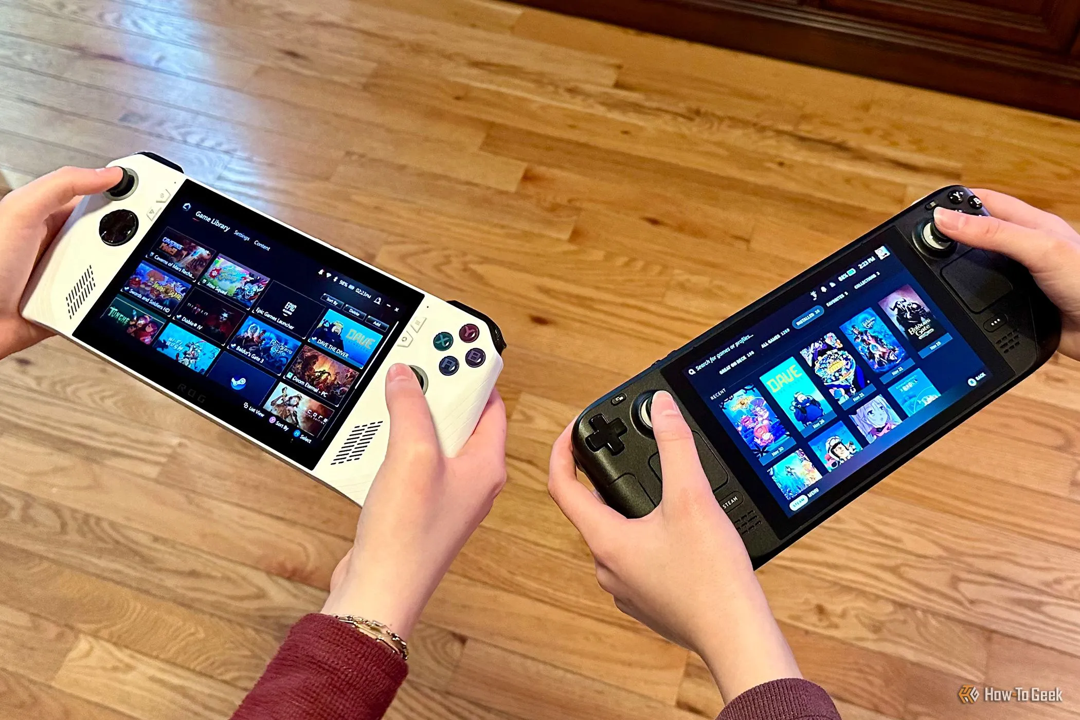 So sánh kích thước và thiết kế của ASUS ROG Ally Z1 Extreme (trái) và Steam Deck 512GB LCD (phải) khi cầm trên tay, cho thấy sự &quot;cao cấp&quot; và dễ thu hút sự chú ý của các thiết bị này.