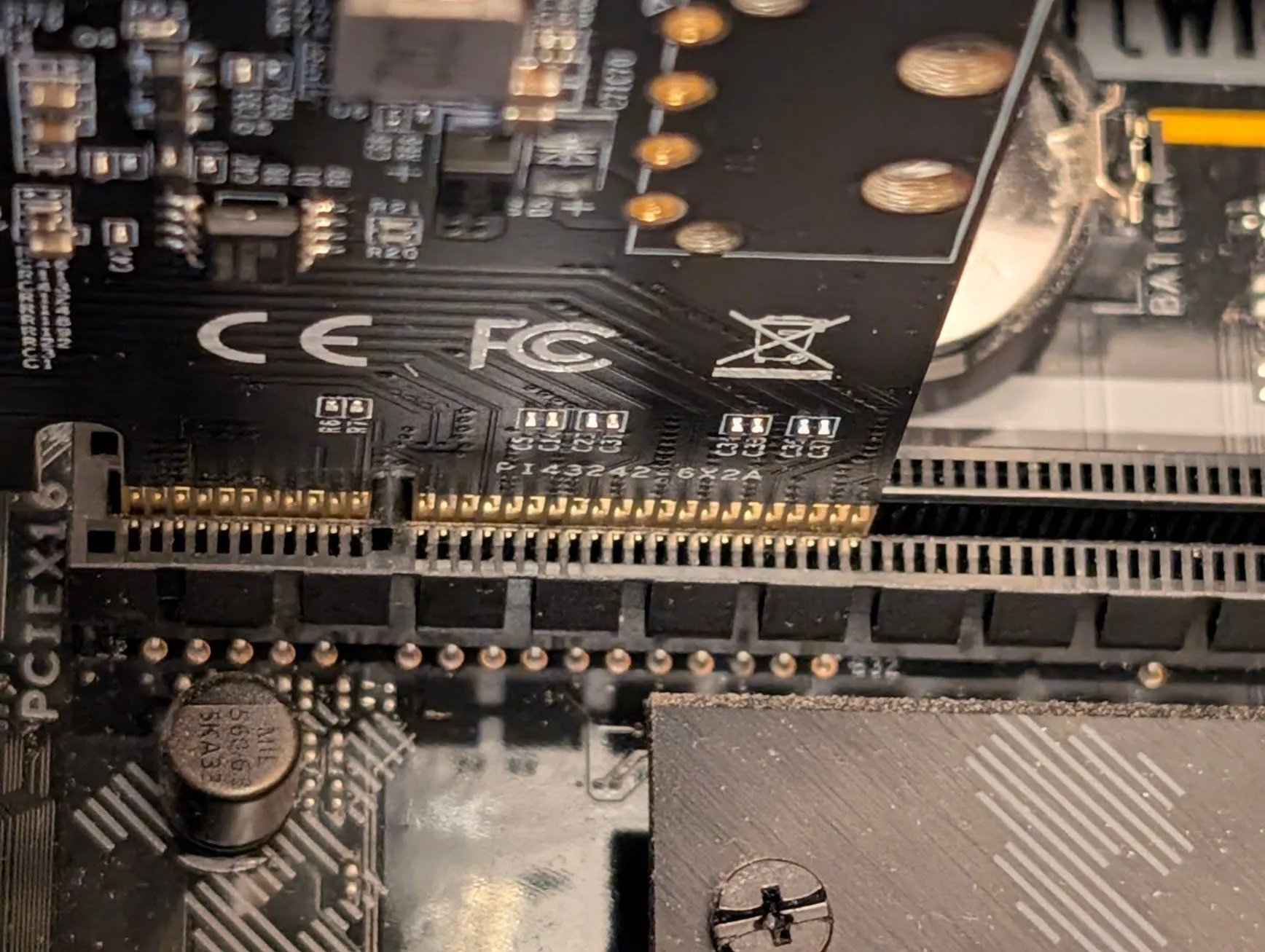 Thiết bị PCIe x4 được lắp vào khe x16 trên bo mạch chủ