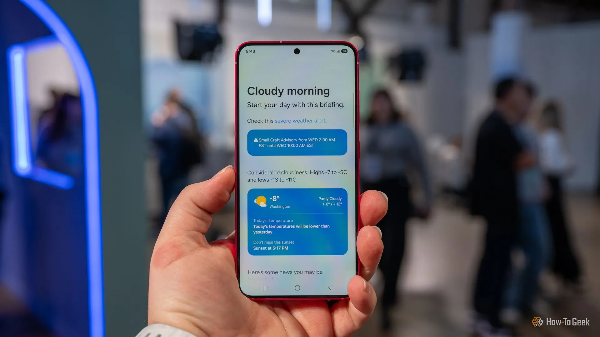 Tính năng Galaxy AI &quot;Now Brief rundown&quot; hoạt động trên màn hình Samsung Galaxy S25, hiển thị thông tin tổng hợp