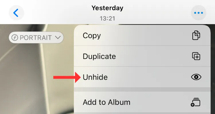 Tùy chọn &quot;Bỏ Ẩn&quot; khi xem ảnh toàn màn hình trong album ảnh ẩn iPhone