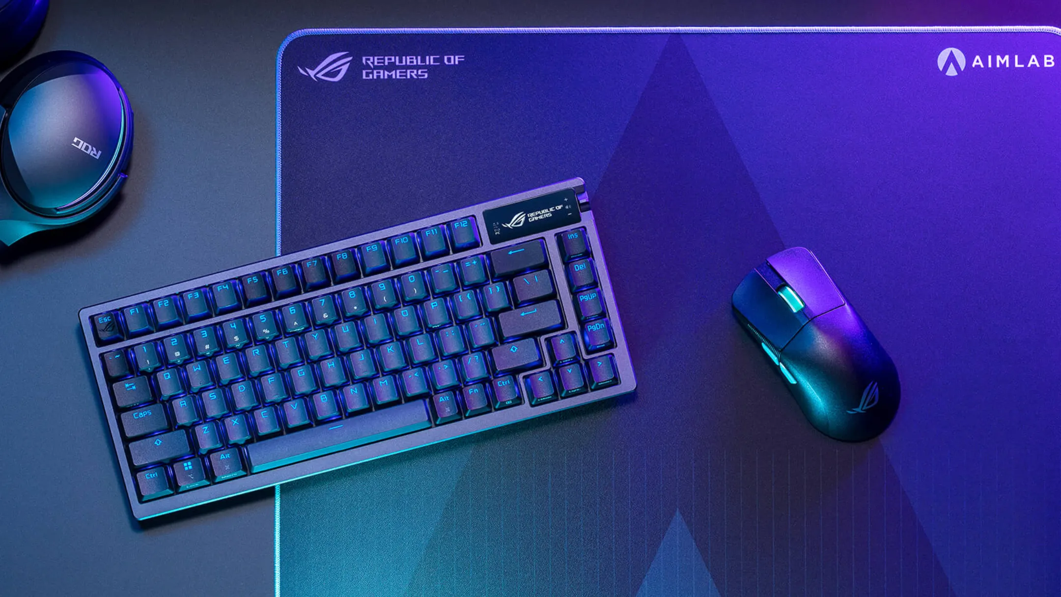 ASUS ROG Azoth trên bàn làm việc cùng chuột gaming, thể hiện tính năng không dây