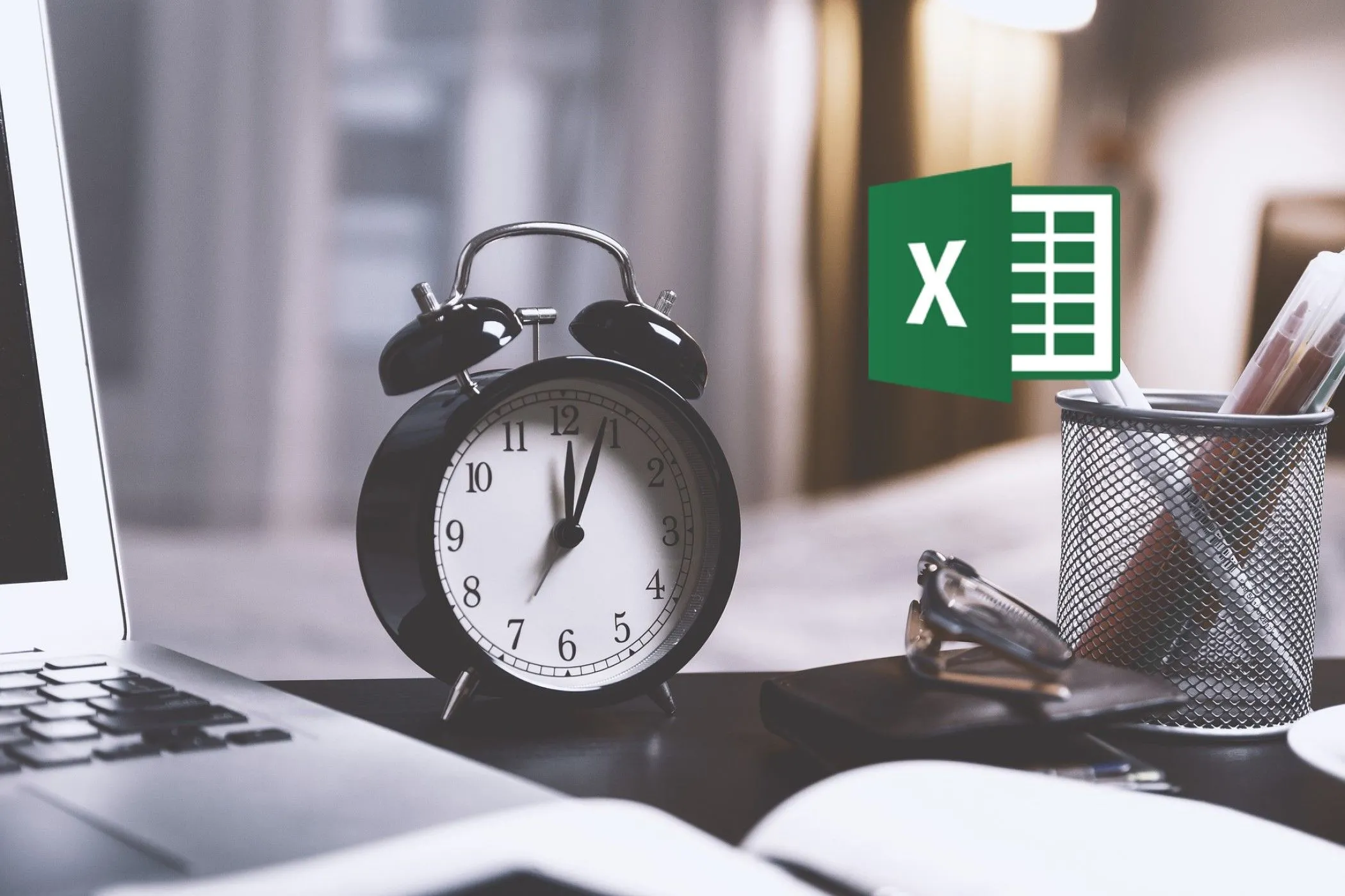 Bàn làm việc với laptop và biểu tượng Excel, gợi ý các mẹo tiết kiệm thời gian khi làm việc với bảng tính.