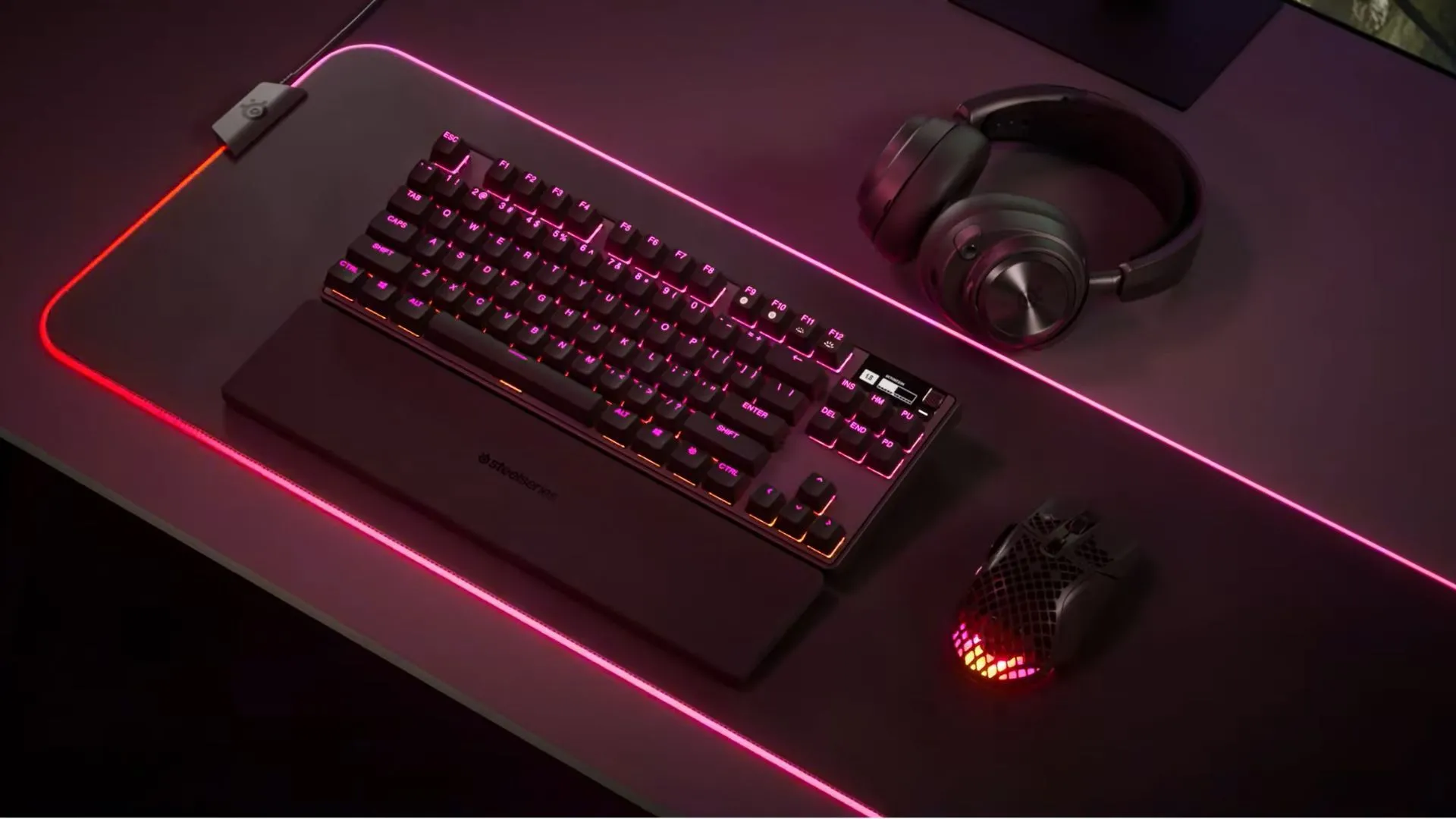 Bàn phím chơi game SteelSeries Apex Pro TKL trên bàn gaming với đèn RGB, có switch từ tính Hall effect điều chỉnh được hành trình phím.