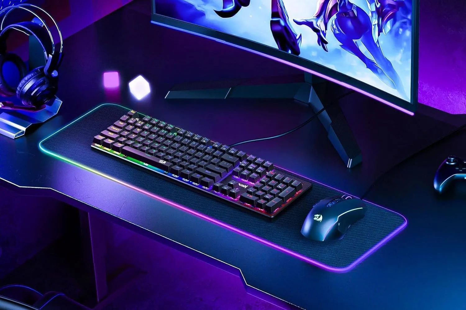 Bàn phím cơ chơi game Redragon K671 màu trắng với đèn nền RGB, nổi bật với switch cơ học linear đỏ hot-swappable.