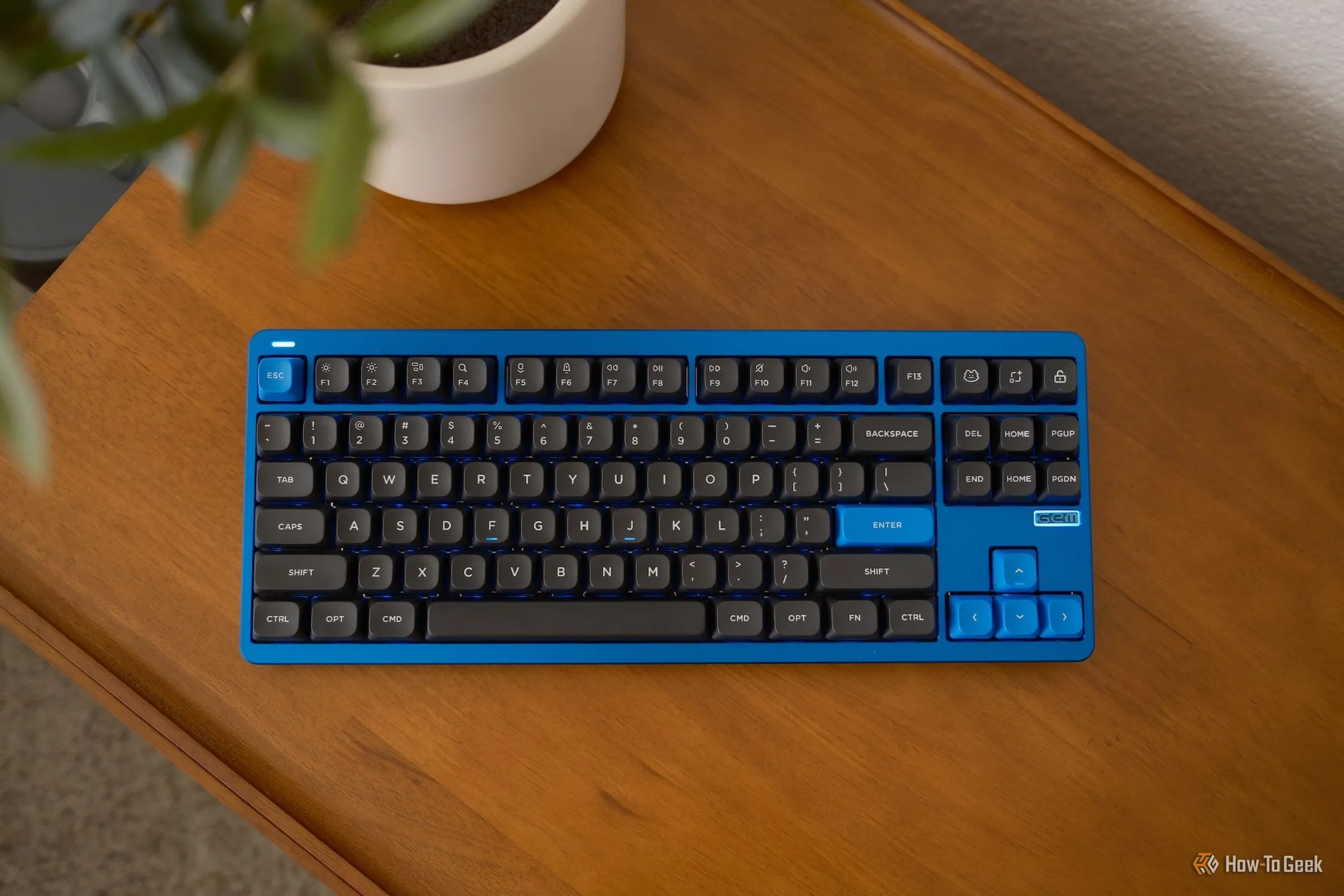 Bàn phím cơ Nuphy Gem80 TKL màu xanh dương nhìn từ trên xuống, nổi bật với khả năng tùy chỉnh cao và trọng lượng chắc chắn.