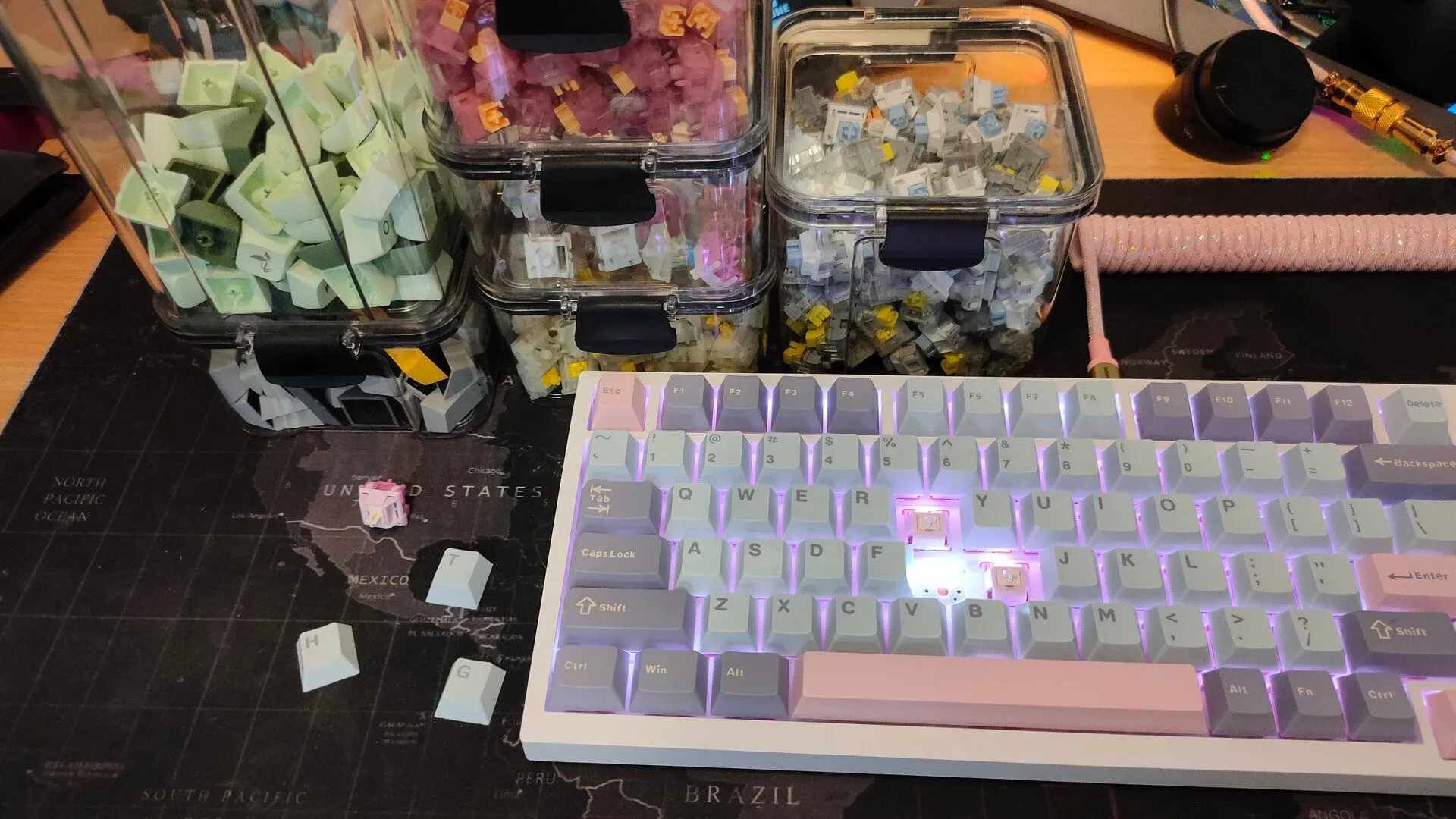 Bàn phím cơ tùy chỉnh với keycaps và switch được trưng bày trong hộp