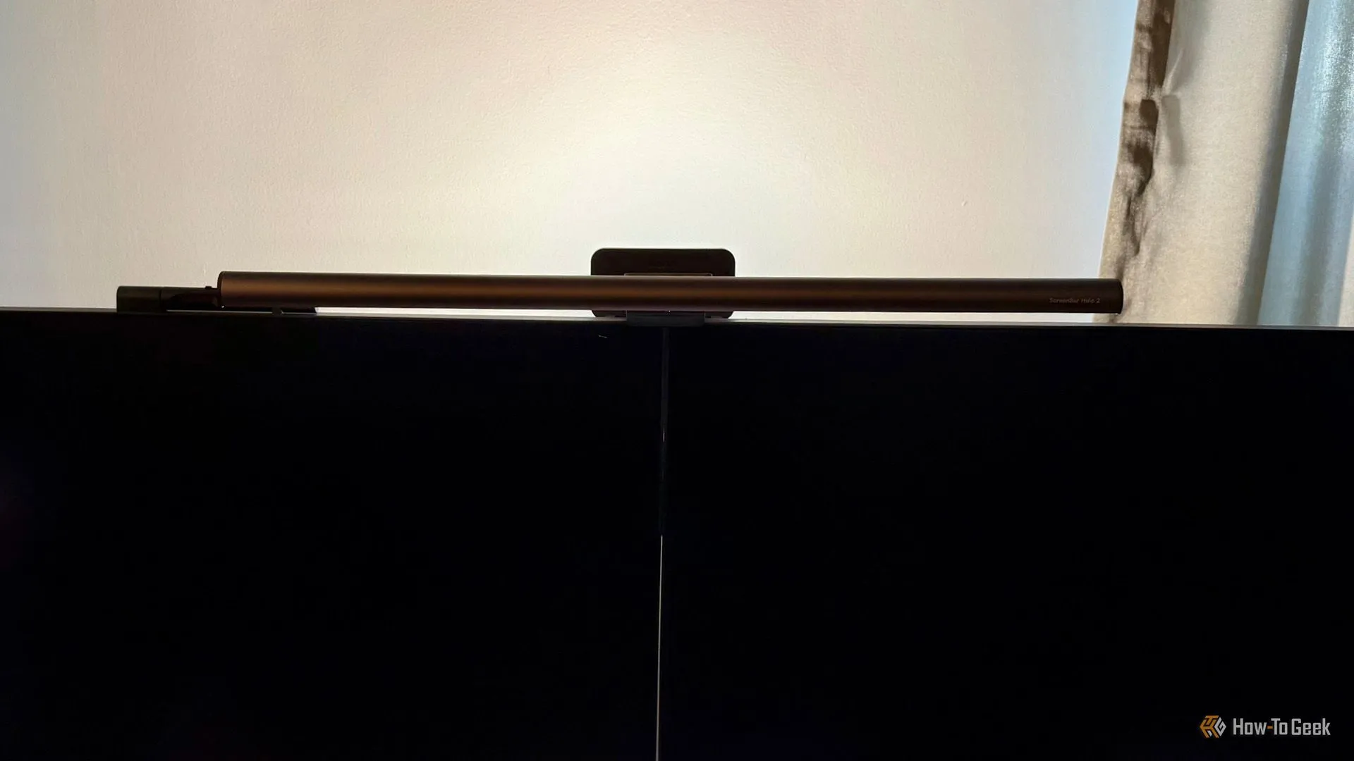 BenQ ScreenBar Halo 2 hoạt động trên màn hình tối, giảm thiểu lóa