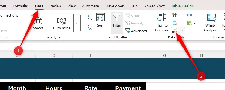 Biểu tượng Data Validation được chọn trong thẻ Data trên thanh Ribbon của Excel