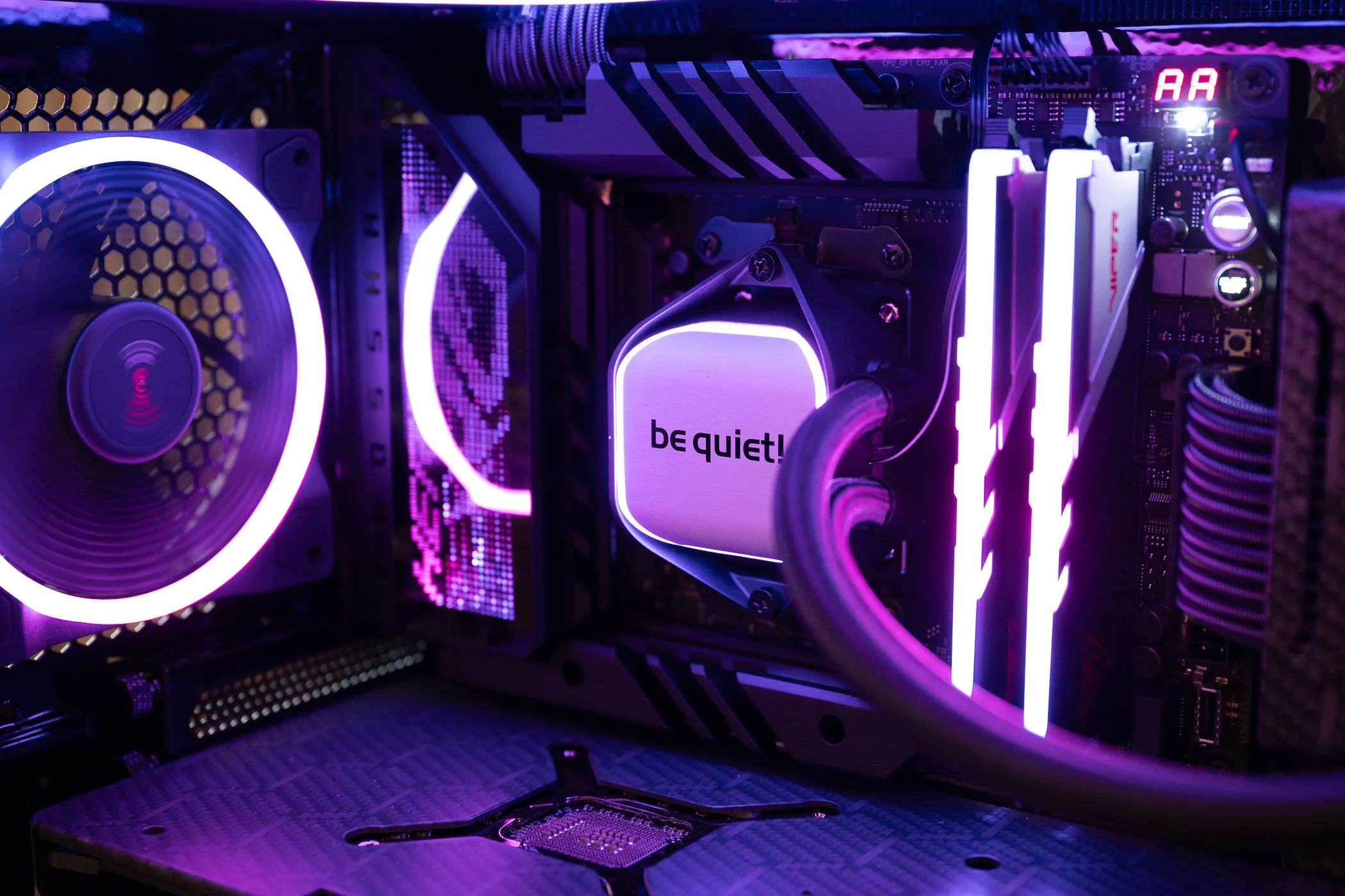 Bộ tản nhiệt khí Be Quiet lớn, cùng với RAM RGB và quạt làm mát, được lắp đặt bên trong một máy tính gaming, minh họa giải pháp tản nhiệt hiệu quả.