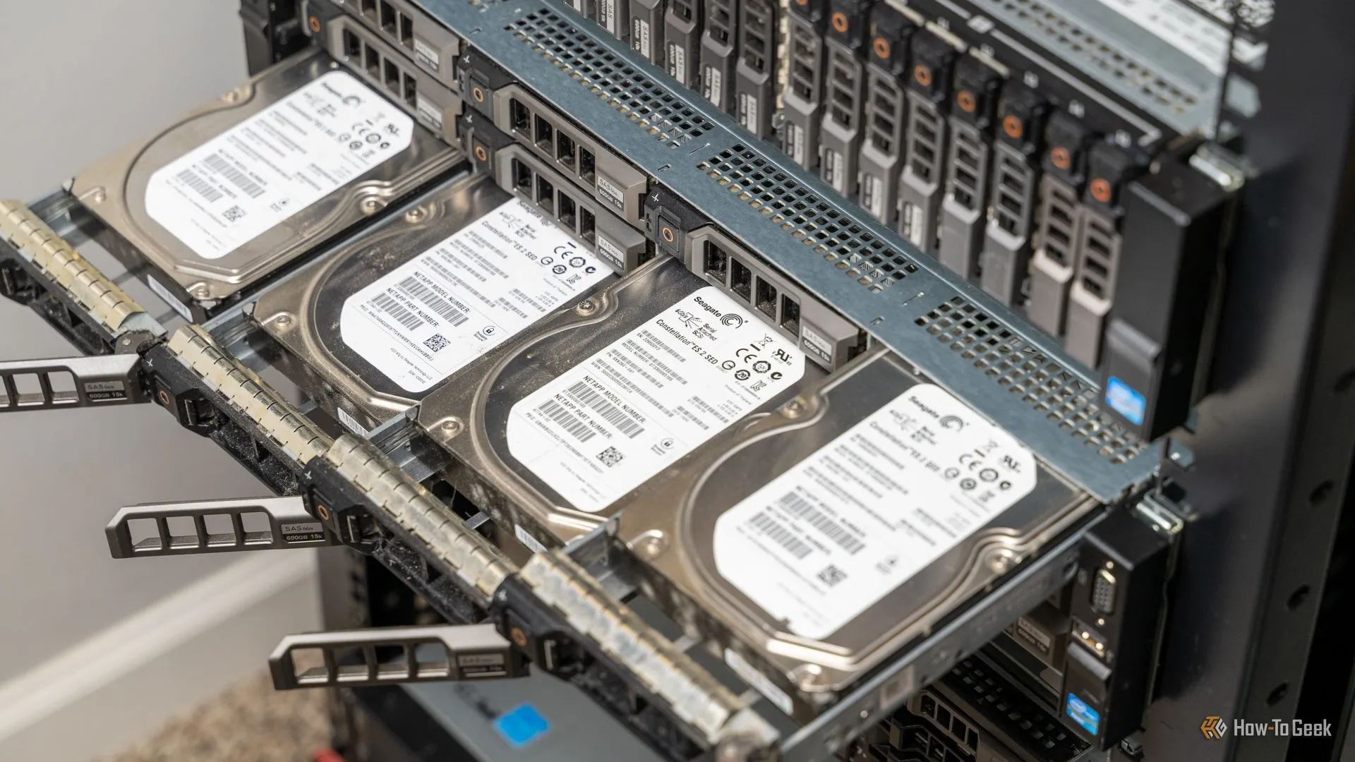 Bốn ổ cứng HDD được lắp đặt trong một máy chủ rack-mount, minh họa khả năng lưu trữ