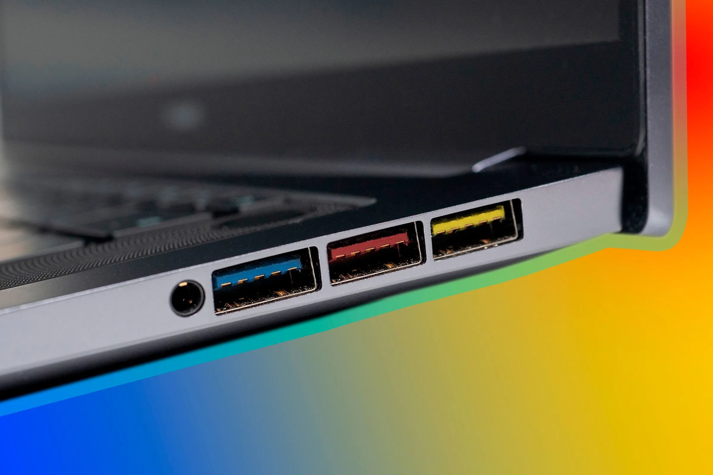 Các cổng USB màu sắc khác nhau trên một chiếc laptop, minh họa sự đa dạng về tốc độ và chức năng của cổng USB