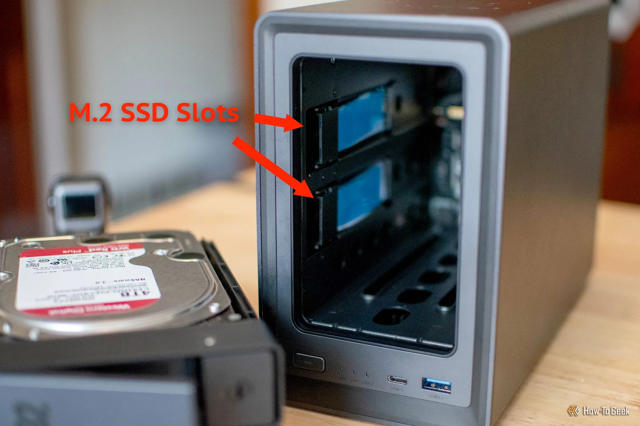 Các khe cắm SSD M.2 bên trong UGREEN NASYNC DXP2800 hỗ trợ bộ nhớ đệm